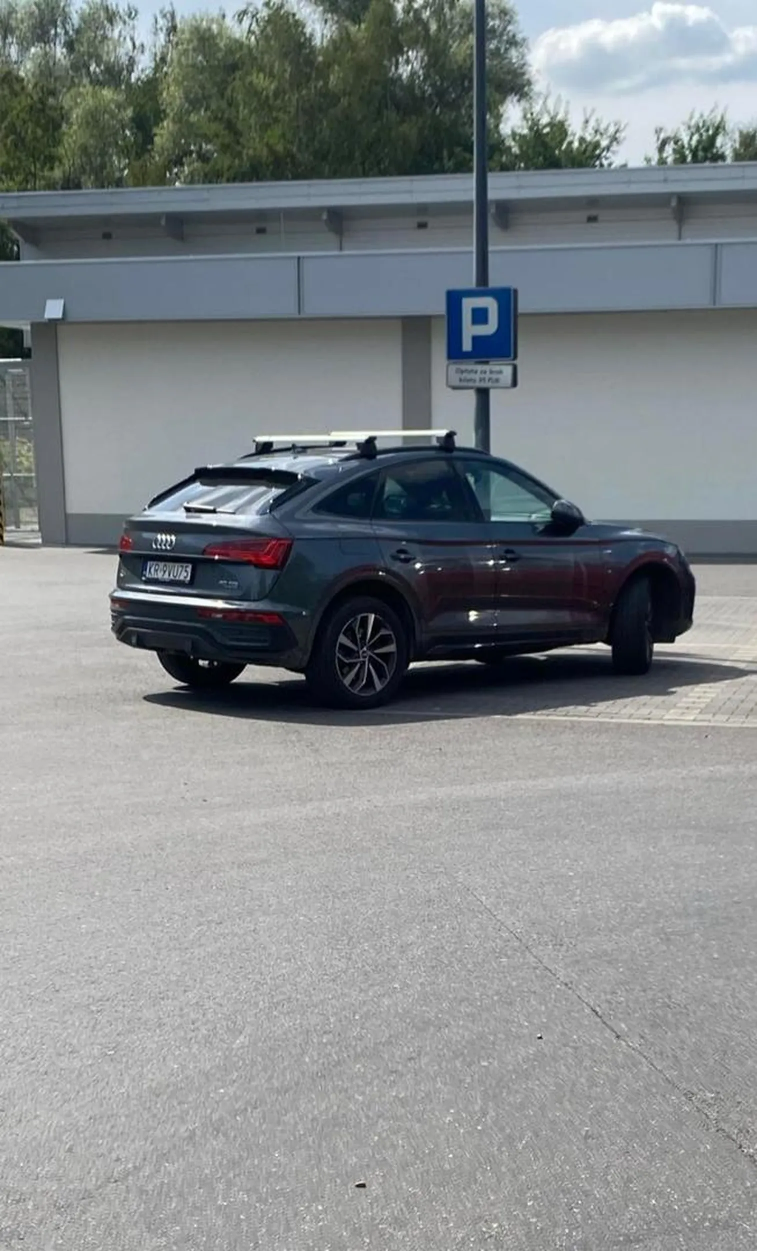 Kierowca ma problem z równym parkowaniem,