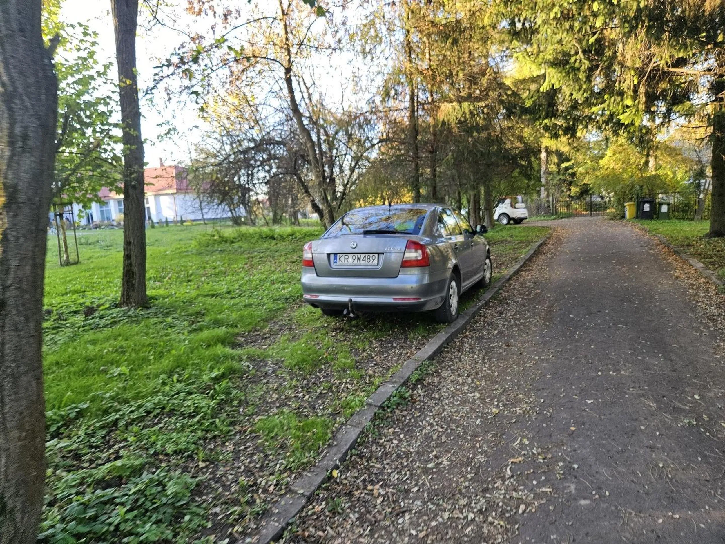 Samochód pracownika szkoły, który umyślnie degraduje zieleń. Po zwróceniu uwagi mówi, że będzie tak parkował bo na zwykłym parkingu nie parkuje z obawy o to, że ktoś mu uszkodzi samochód. Skodę Octavię II 1.6 MR`09...