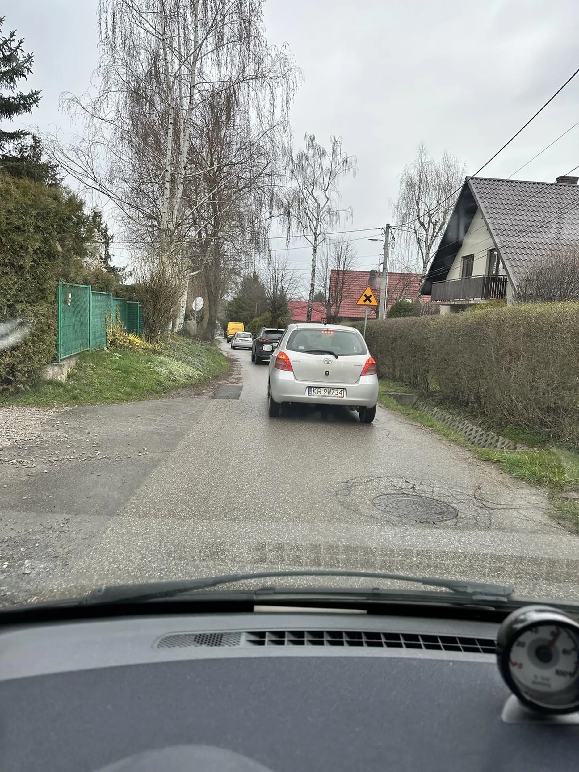 Troglodyta nie odróżnia dróg publicznych od swojej zagrody, w której ma zawsze pierwszeństwo. Wjeżdża na rondo jak do siebie i jeszcze mordę drze jak mu się zwróci uwagę.