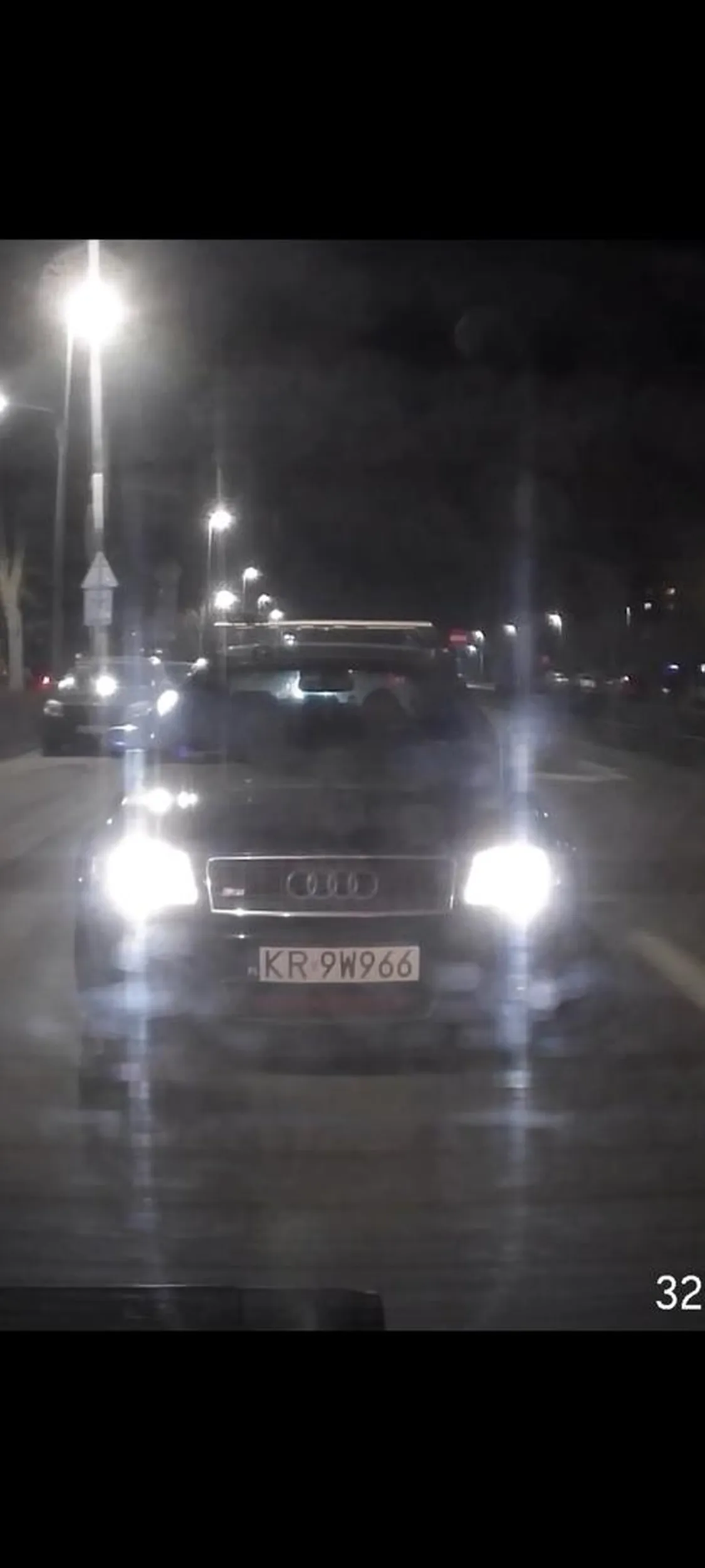 Sfrustrowane piąte zero za kierownicą swojego złomu w eslajn, którym nie będzie mógł za niedługo poruszać się po Krakowie. Tak bardzo zapierdala i mu się wszędzie spieszy, że ma czas przy tym wyhamowywać innych uczestników ruchu do ZERA, którzy poruszają się przepisowo.