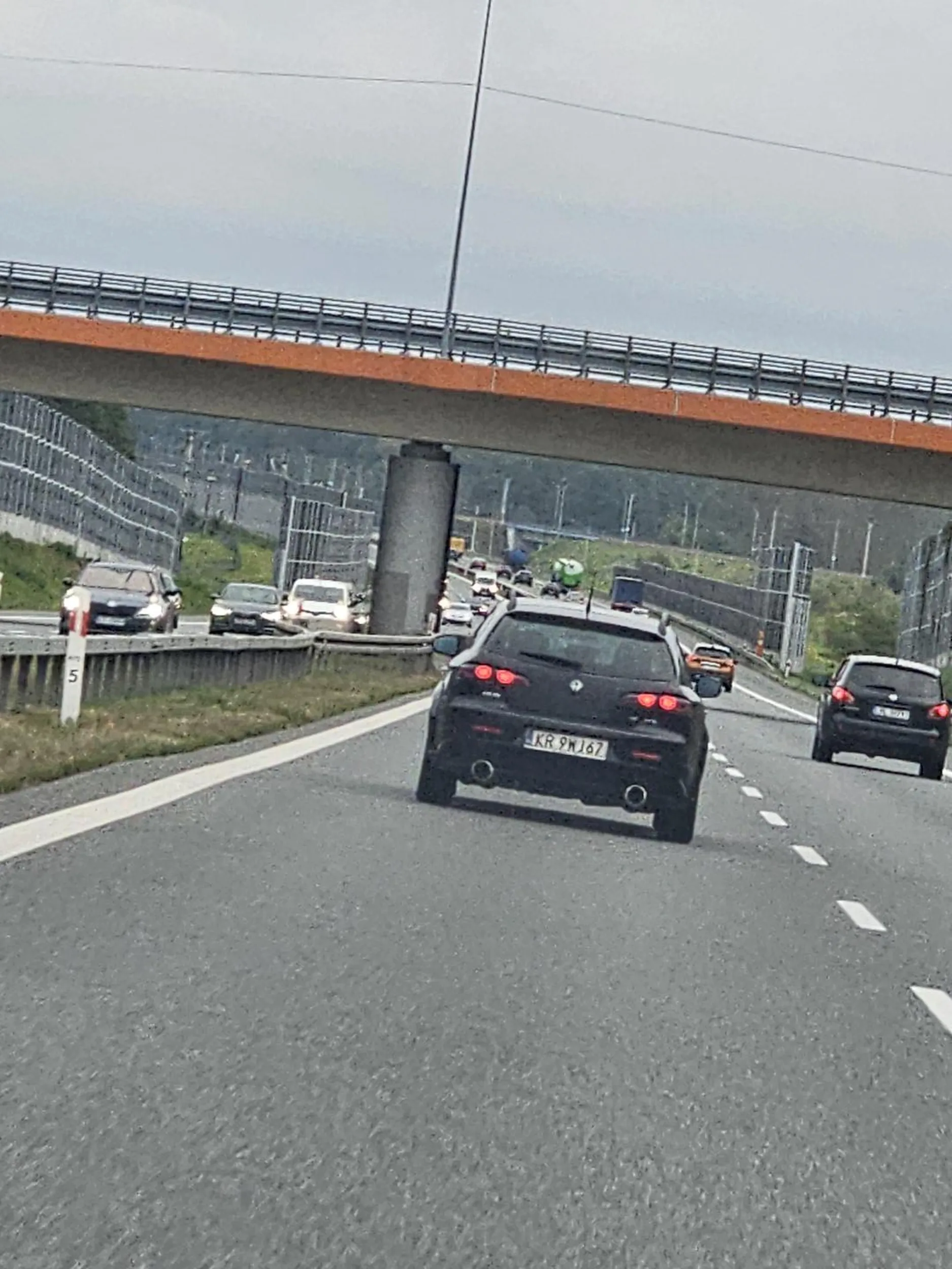Kolejny de*il za kierownicą. Wyprzedzam sobie spokojnie na autostradzie (nie wyjechałem) A ten inbe*ul podjeżdża pod dupę i mruga bo paja*owi się spieszy