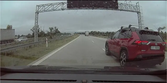 Wyprzedzanie prawym pasem na autostradzie plus wjeżdżanie przed maske