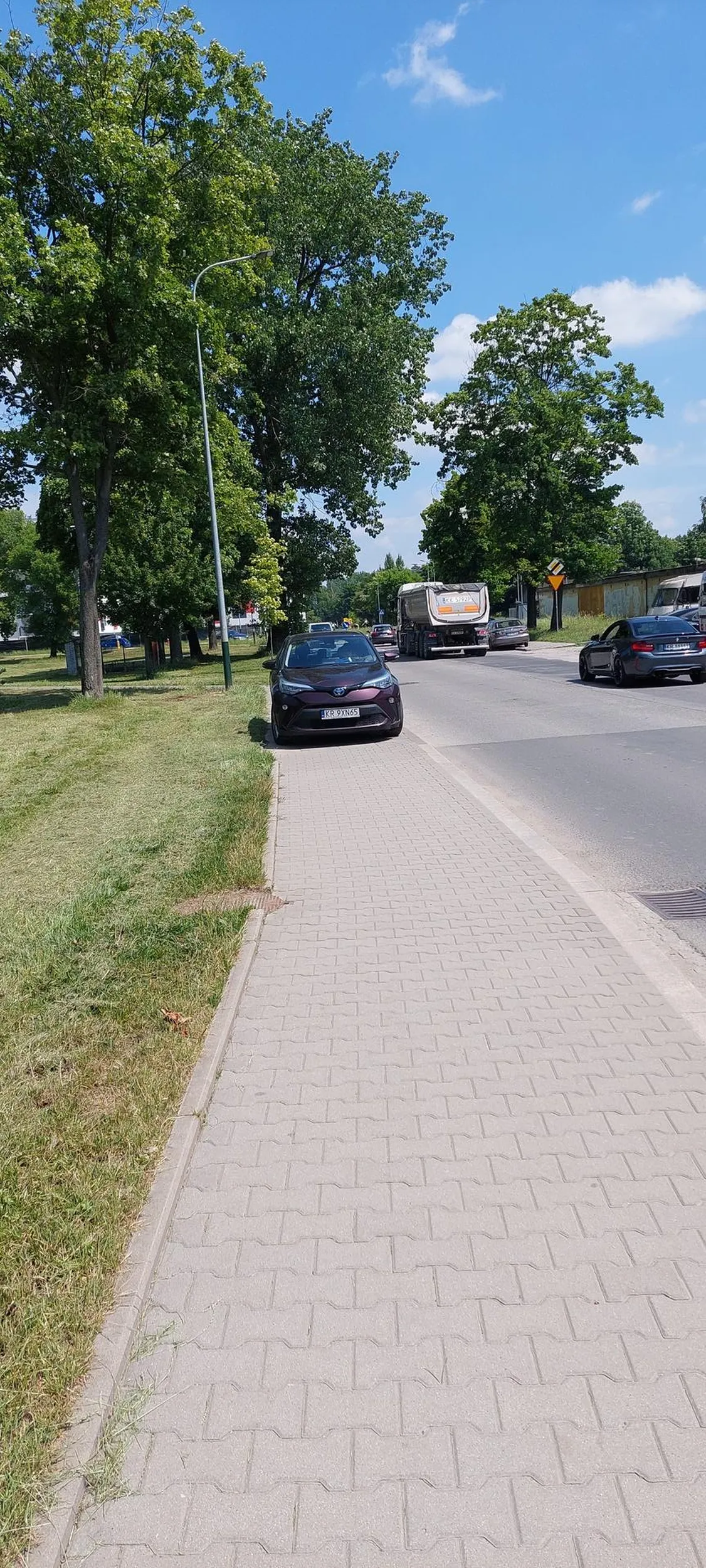 Pięknie się stoi na calutkim chodniku