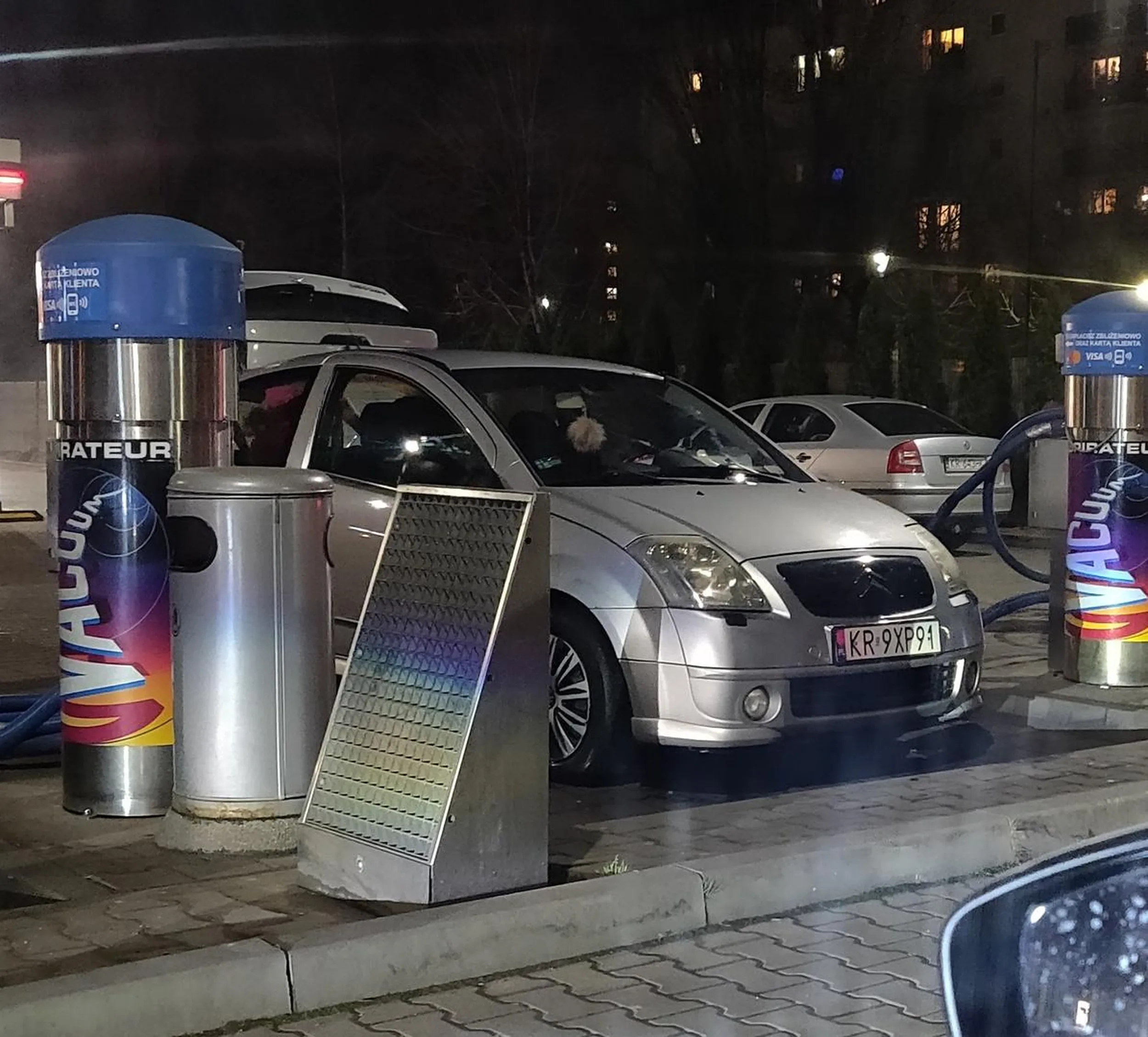 Pozdrowienia dla właścicielki chyba najbardziej zadbanej cytryny C2 na świecie, pani pomimo 7 stopni w krótkim podkoszulku wycierała dokładnie każdą szybę po wymyciu auta. Szacun, też bym chciał żeby moja tak dbała o swoje auto :)