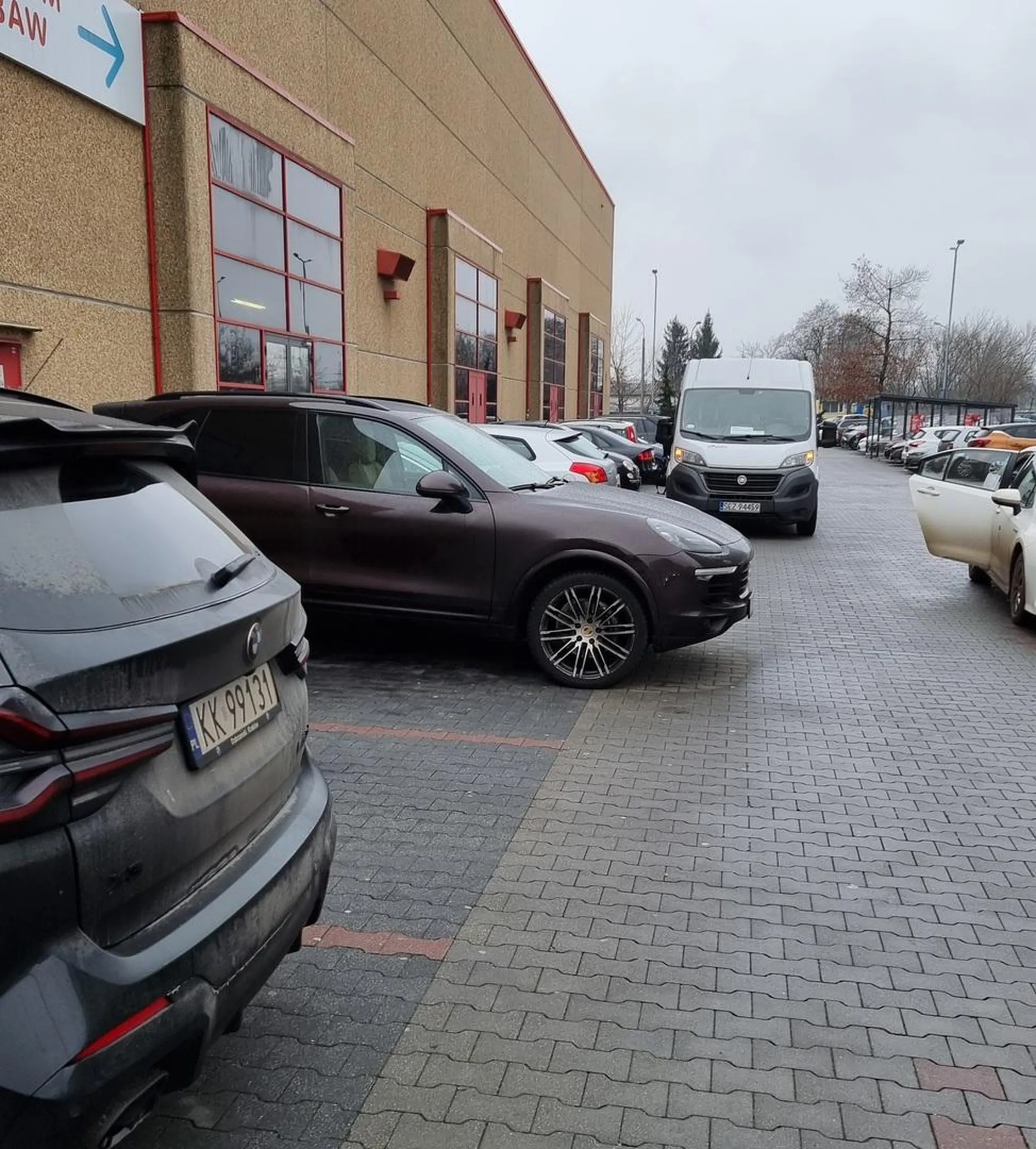 Ale trzeba być cymbałem żeby tak parkować, zajęte dwa miejsca a cały przód na drodze