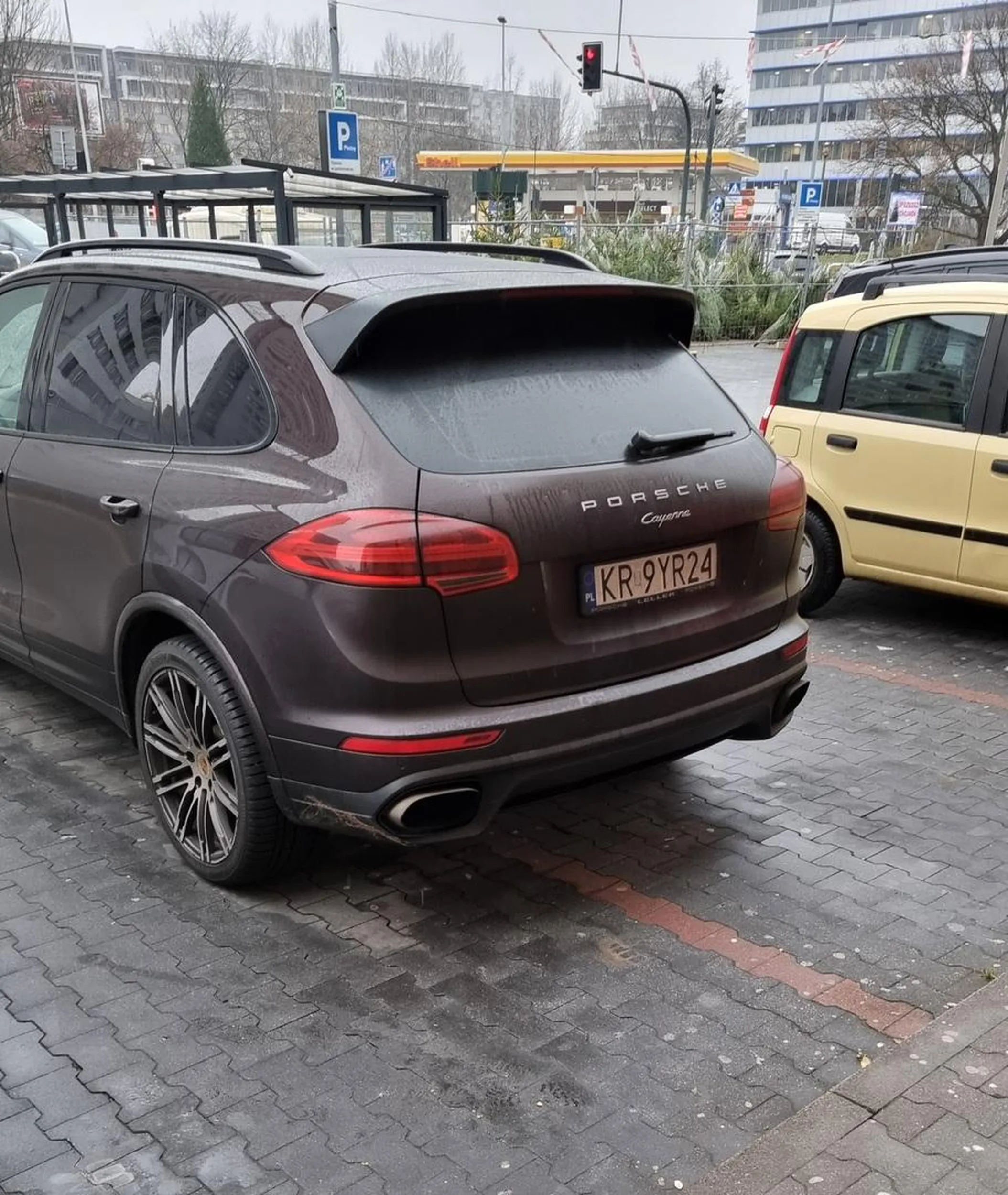 Ale trzeba być cymbałem żeby tak parkować, zajęte dwa miejsca a cały przód na drodze