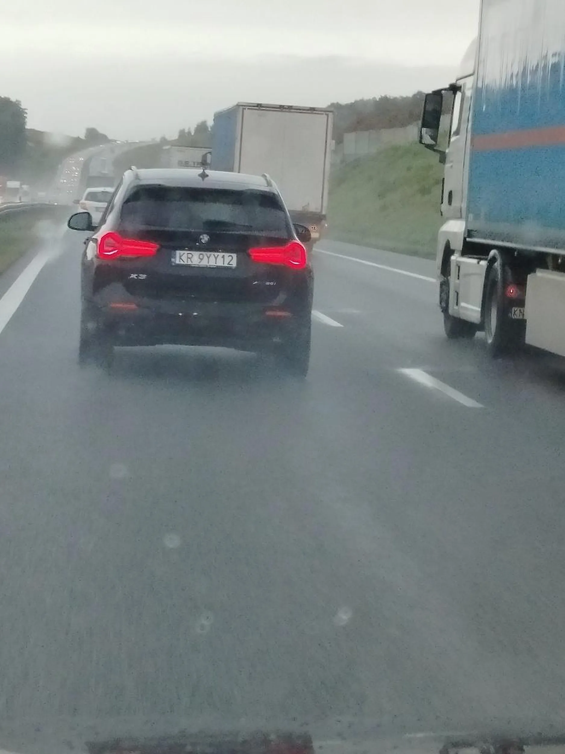 Szeryf lewego pasa w BMW. Kilkadziesiąt km trasy i nie ma opcji żeby zjechał na prawy pas. Lepiej zjechać na stacje i wypić. Pozdrawiam środkowym palcem