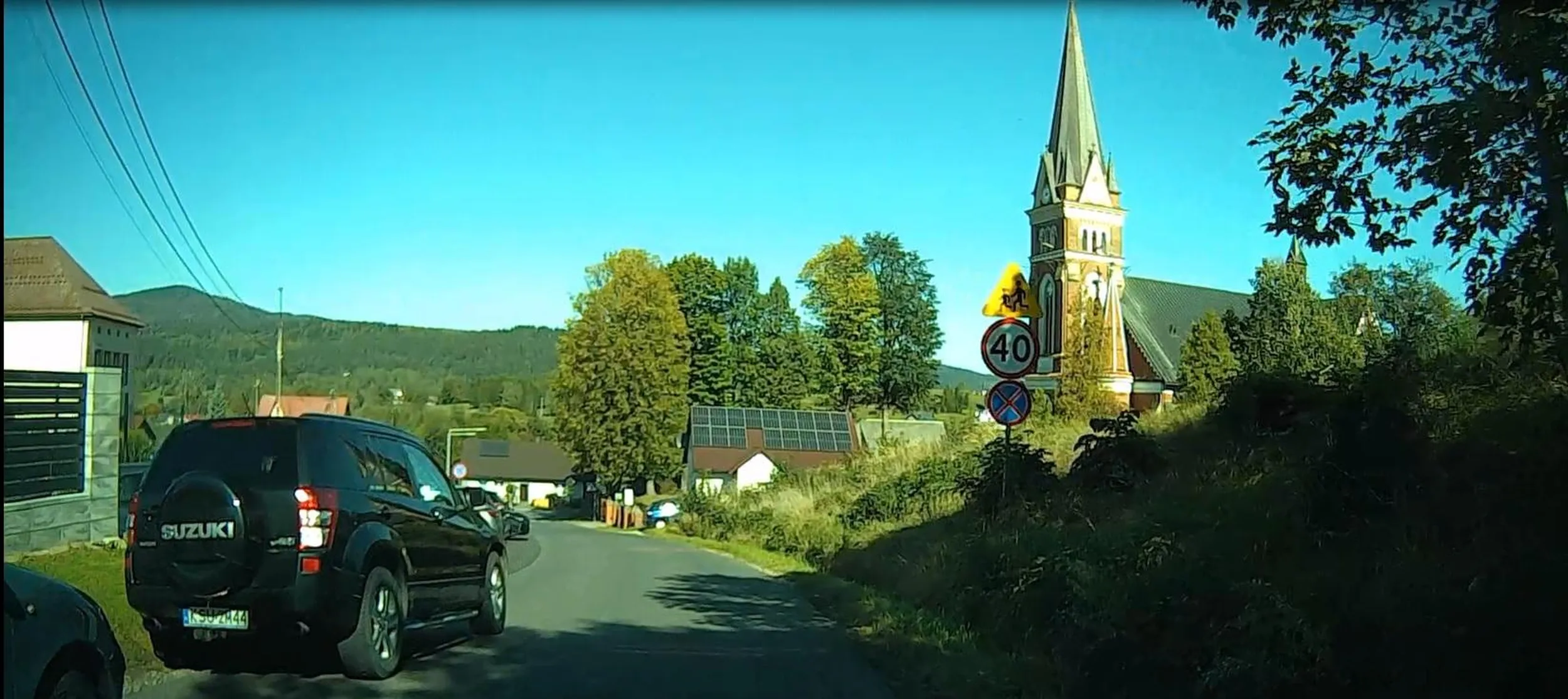 naucz sie buraku parkowac bez utrudniania ruchu i stawarzania zagrozenia! na parkingu wolne miejsca, ale cebulak tyle nie podejdzie przeciez. trzeba bylo pod schodami zaparkowac