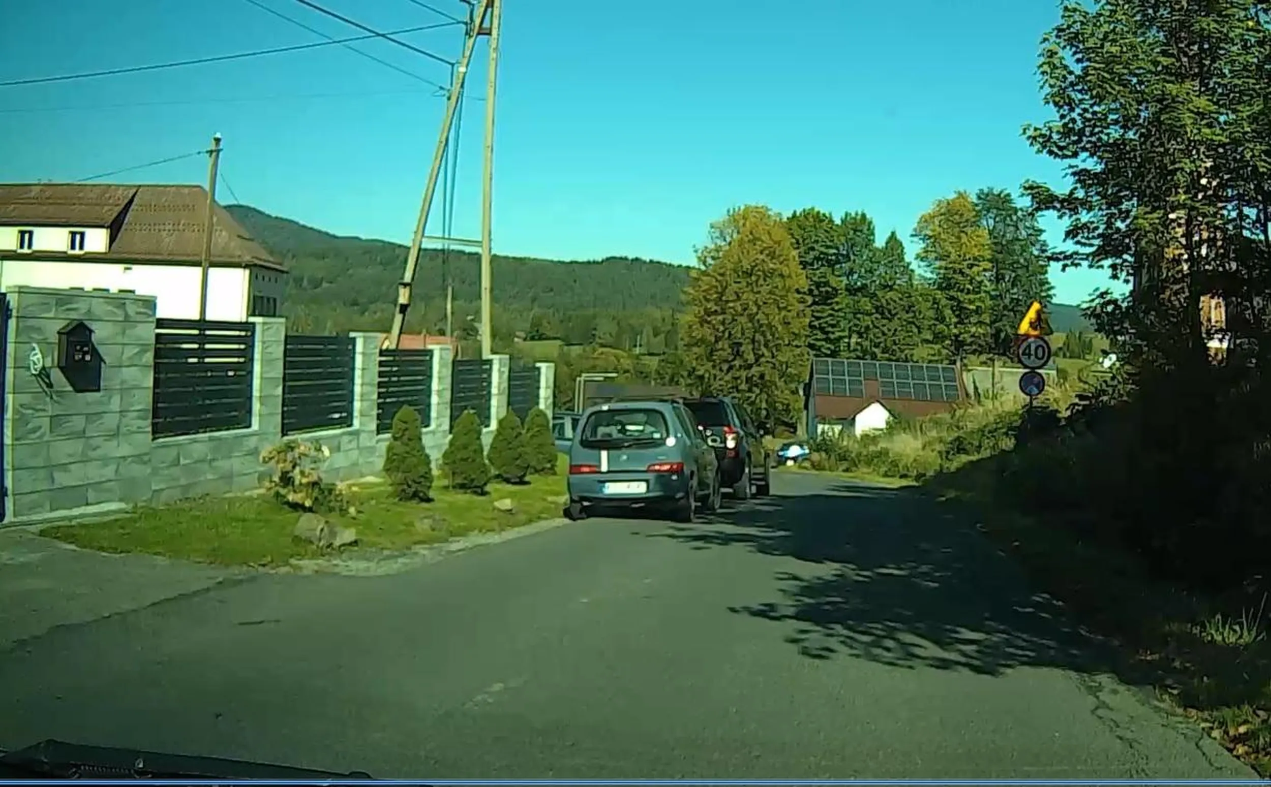 naucz sie buraku parkowac bez utrudniania ruchu i stawarzania zagrozenia! na parkingu wolne miejsca, ale cebulak tyle nie podejdzie przeciez. trzeba bylo ppod schodami zaparkowac