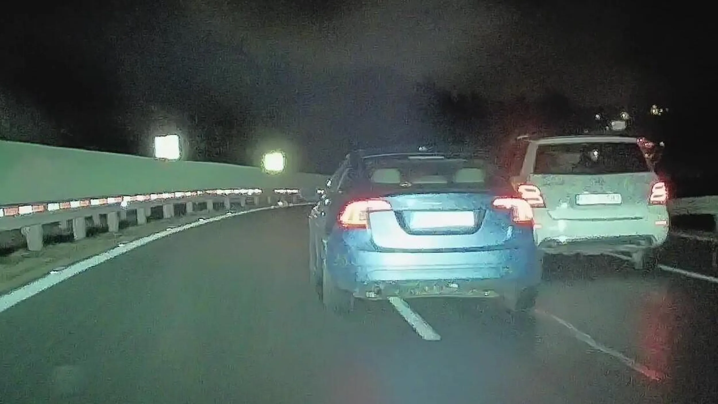 Bardzo agresywny i słaby kierowca. Nie zachowuje bezpiecznego odstępu i nie potrafi jeździć płynnie - najpierw przyśpiesza bardzo ślamazarnie, a później wciska gaz do dechy i wykonuje agresywne manewry, które kogoś mogą zepchnąć z drogi.