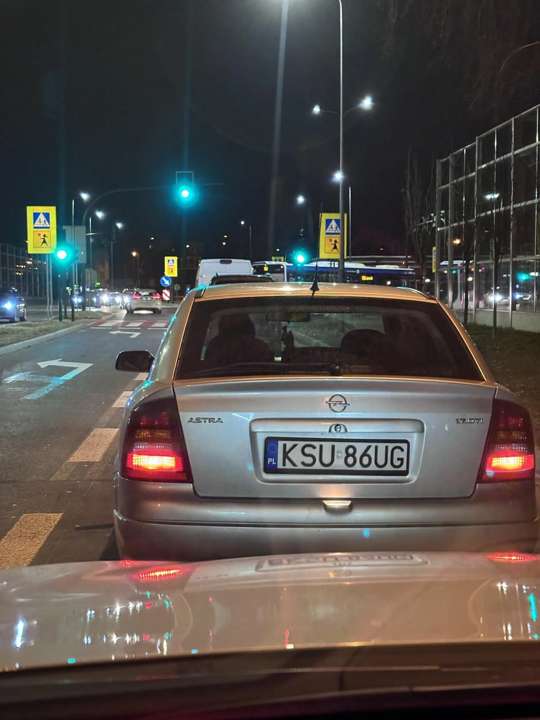 Nie pozdrawiam idioty, który najpierw siedział na zderzaku w terenie zabudowanym, potem migał długimi, bo ktoś raczył przed nim zwolnić i puścić pieszego. Na końcu zamiast zaczekać aż człowiek skręci pod sklep postanowił potwierdzić brak mózgu ruszając niemal z piskiem z tyłu i wyprzedzając w tym samym momencie i cudem nie powodując tym wypadku. Takim ludziom powinni dawać kaftan, a nie prawo jazdy.