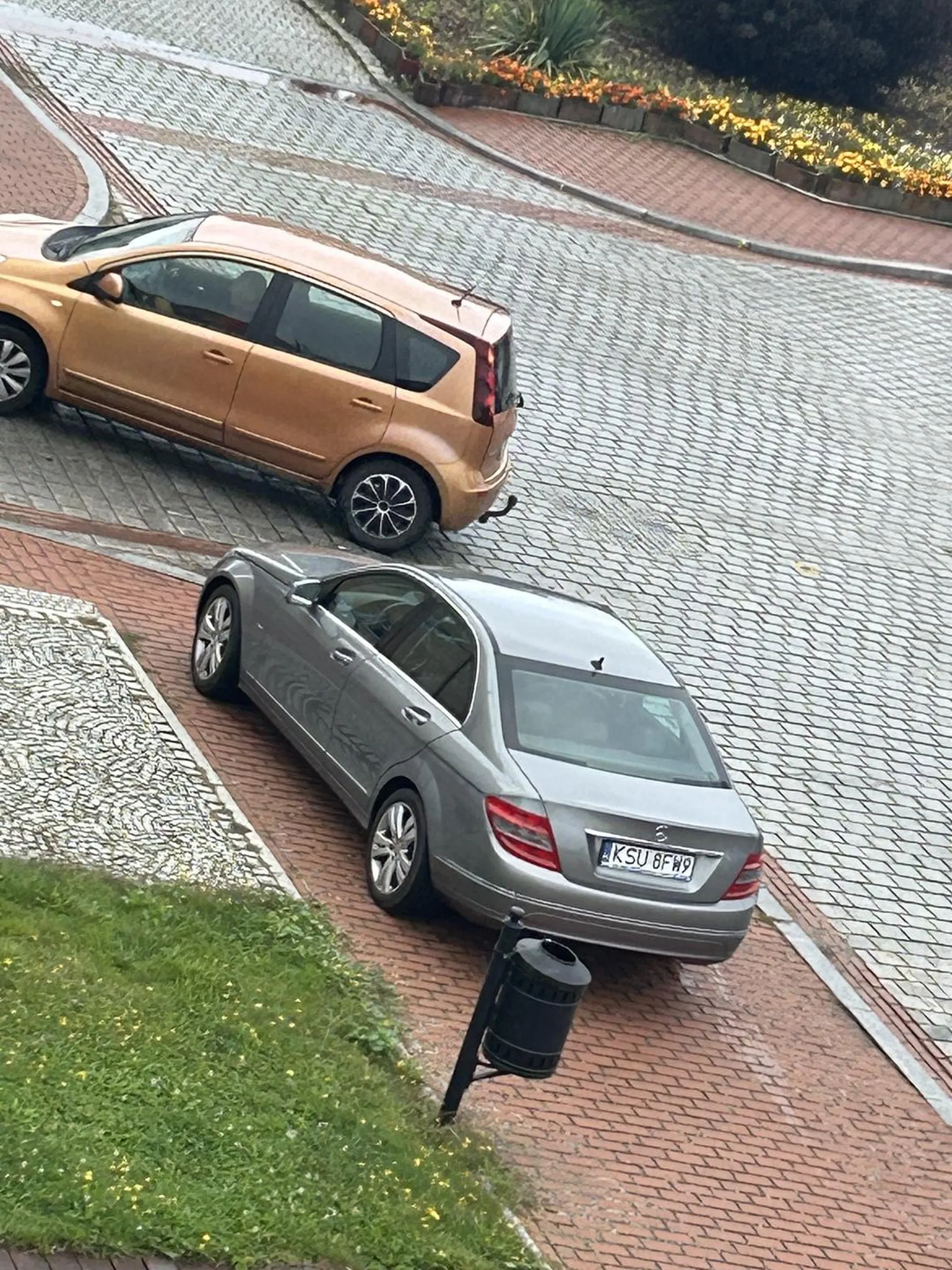 parkowanie na środku chodnika może mi jeszcze na schodach do domu zaparkujesz obok parking pusty wstydź się człowieku