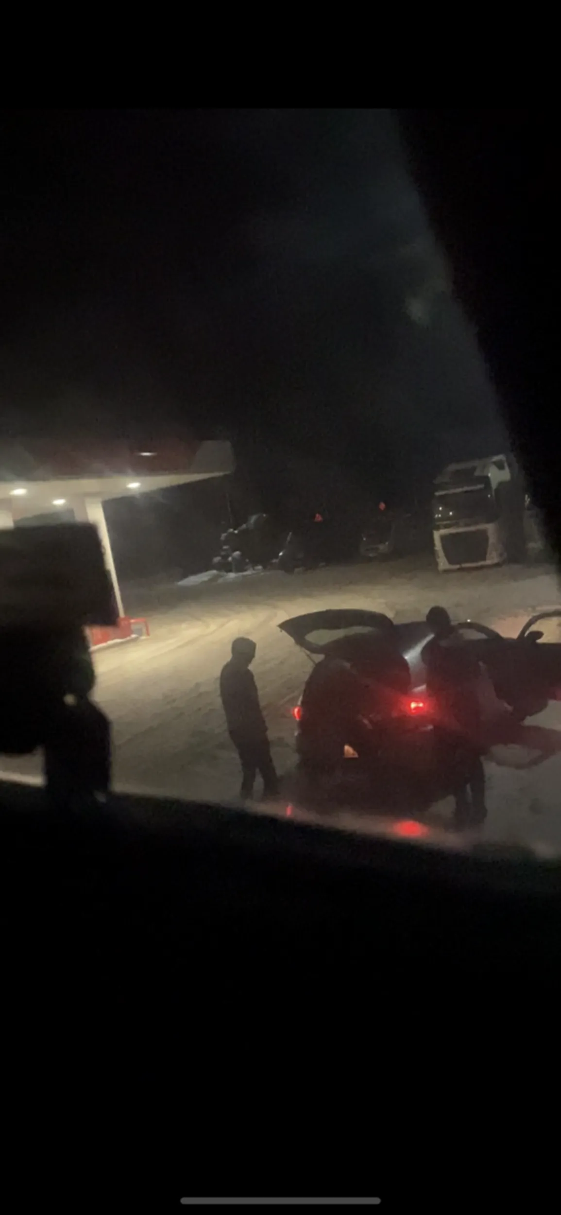 Podłączyli tubę basowa i  ich tańcząca i śpiewająca  koleżanka  o 3:00h obudziła wszystkich kierowców śpiących w ciężarówkach na parkingu