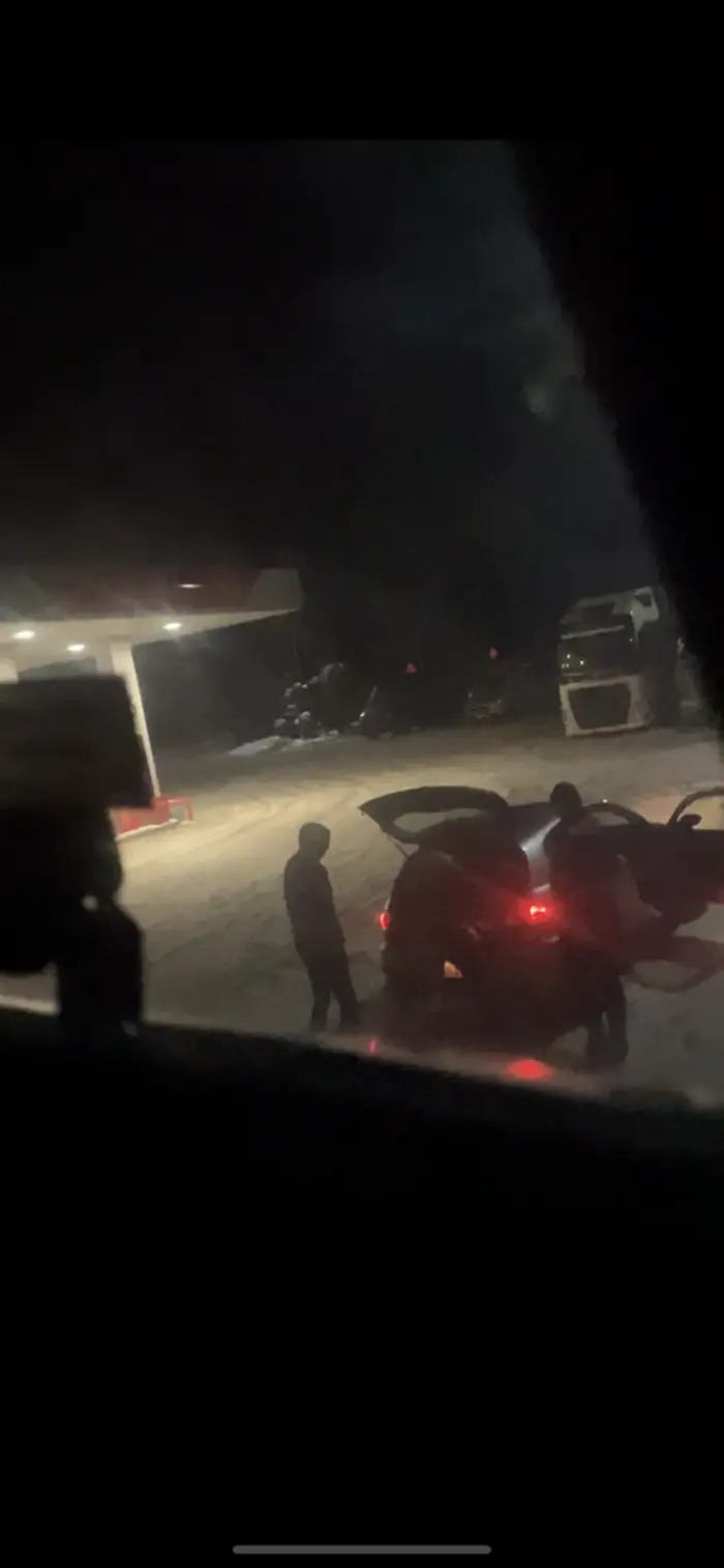 Podłączyli tubę basowa i  ich tańcząca i śpiewająca  koleżanka  o 3:00h obudziła wszystkich kierowców śpiących w ciężarówkach na parkingu