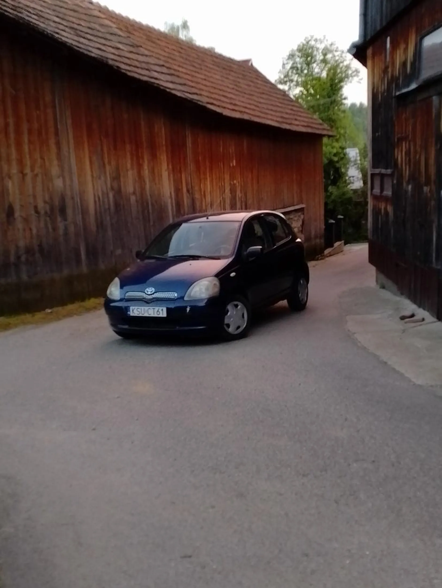 Jakiś zjeb stanął na środku drogi.