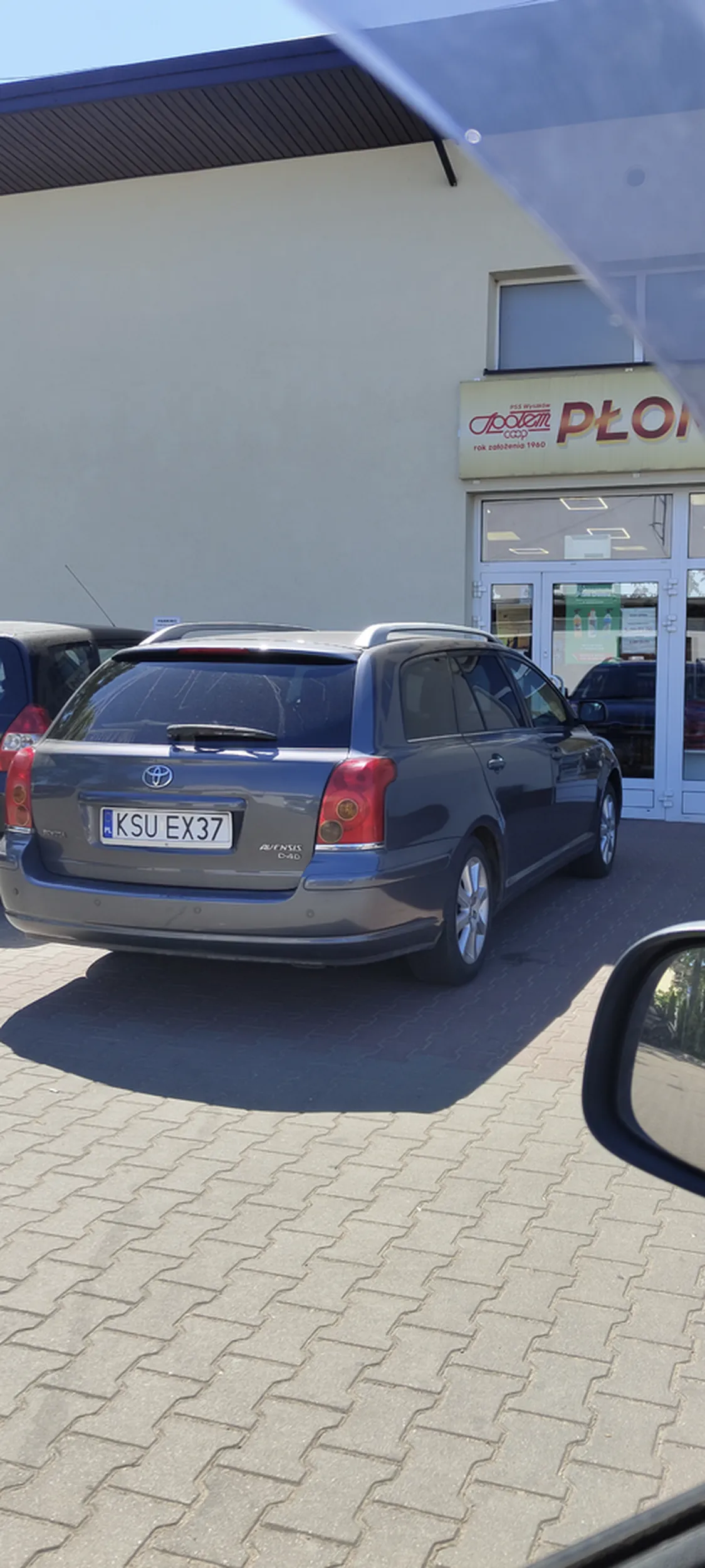 Może otworzyć drzwi żebyś se wjechał do środka cepie