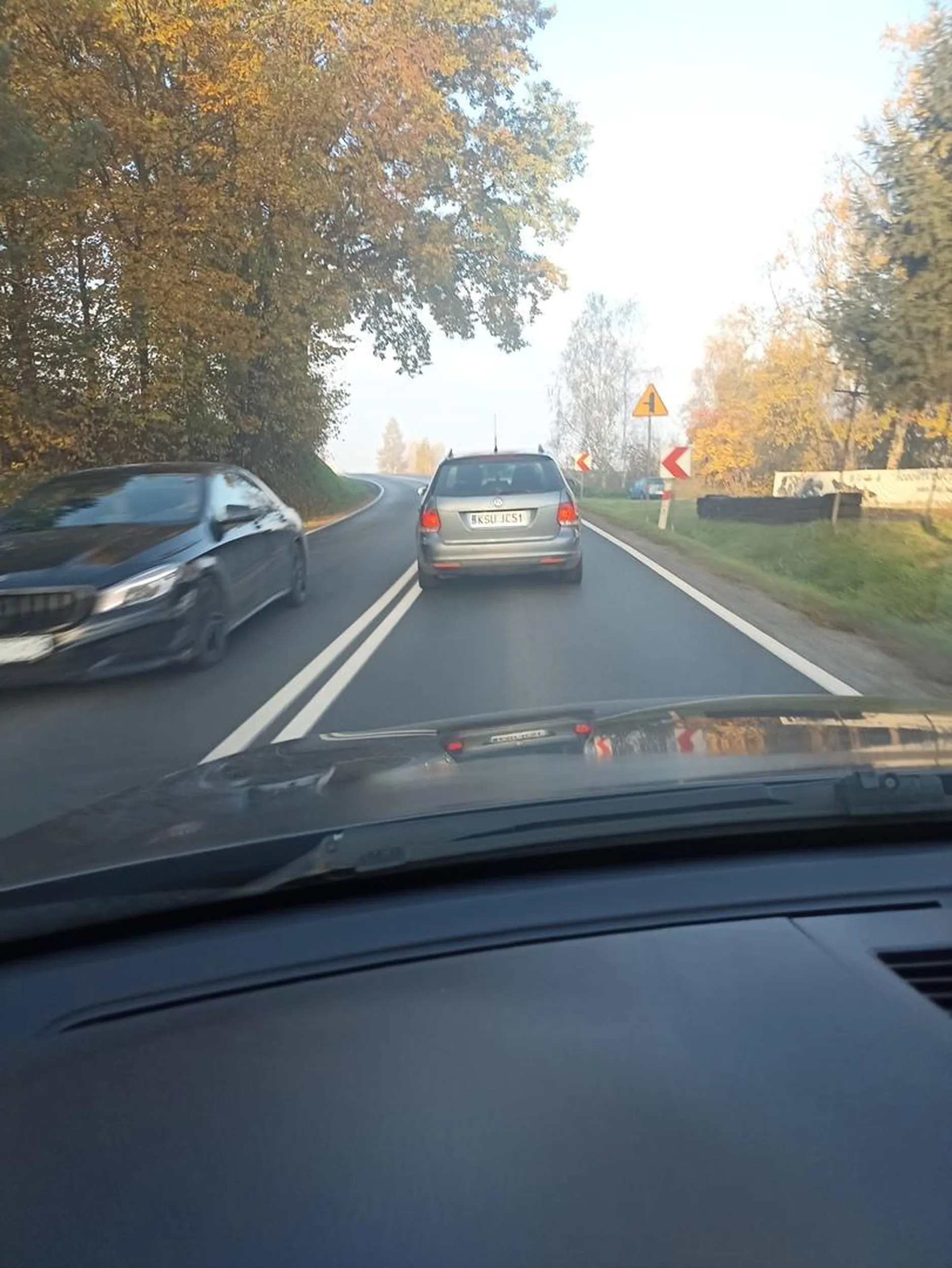 Typowy wariat, wyprzedzanie na podwójnej ciągłej, na zakręcie, co najmniej 90 w zabudowany, jazda na zderzaku i to tylko w 5 minut. Mam nadzieję że prawko szybko straci