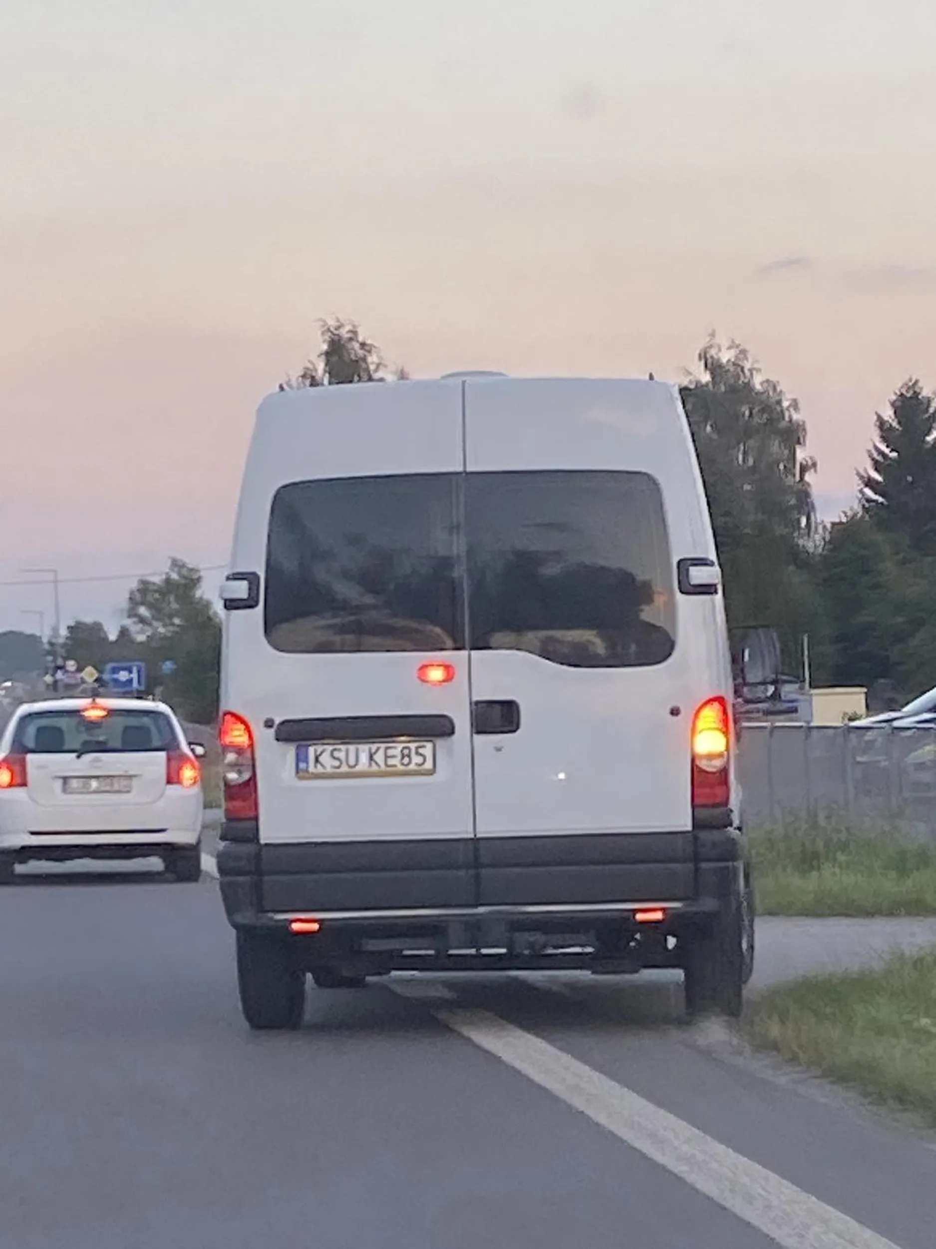 Wyprzedza omijając wysepkę na pasie zjazdowym „pod prąd” po czym wraca na prawidłowy pas, wali po hamulcach i skręca we wjazd na posesje