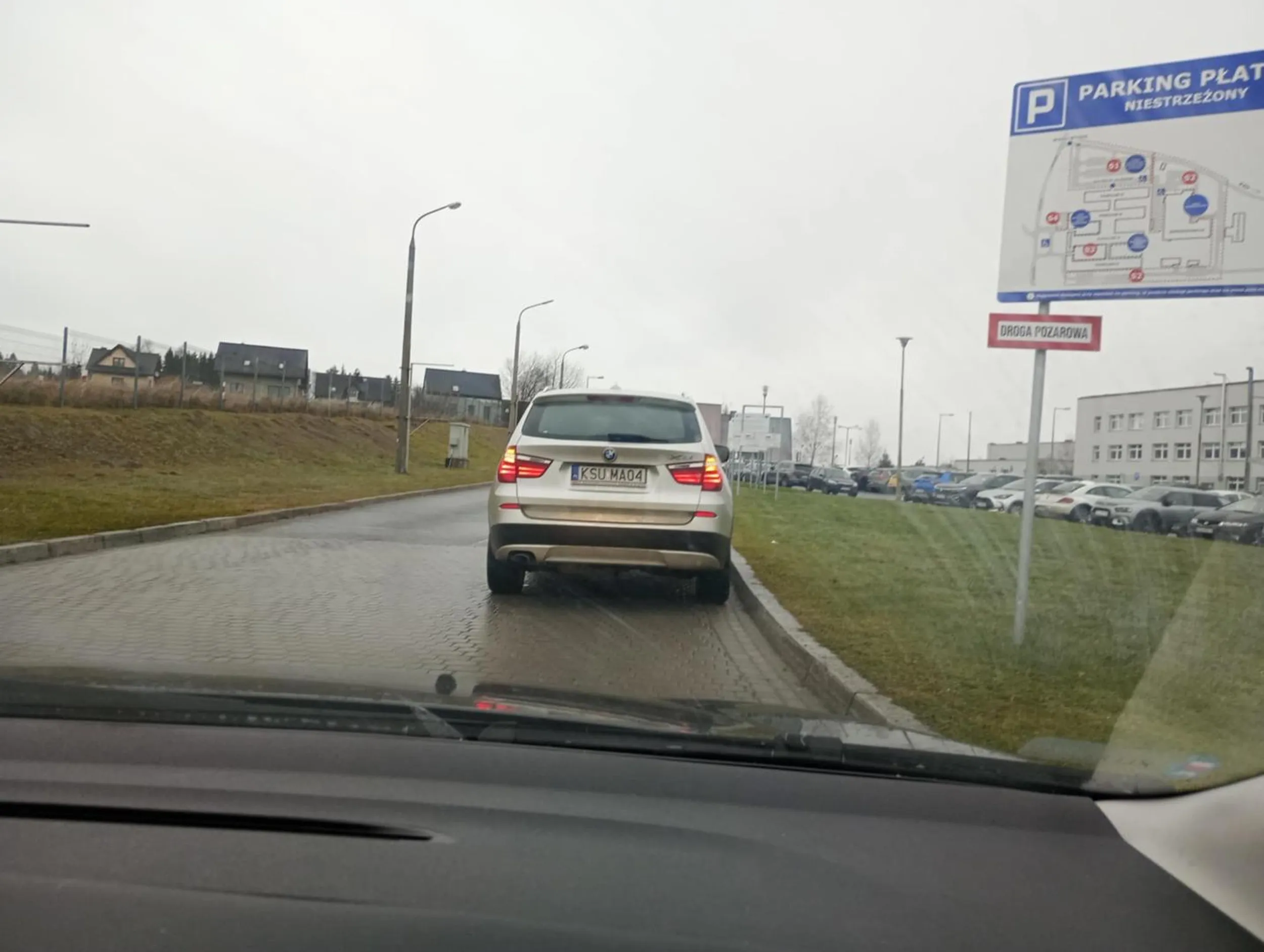 Stanie praktycznie na wjeździe do Szpitala w Nowym Targu i nawet nie widać czy coś jedzie z drugiej strony. Włączy awaryjki i myśli że wszystko może bo pójdzie sobie czytać co pisze przy kasie na wjeździe. Nie pomyśli że ta sama drogą jeździ karetka i przez takie zachowanie ktoś może nie otrzymać pomocy na czas