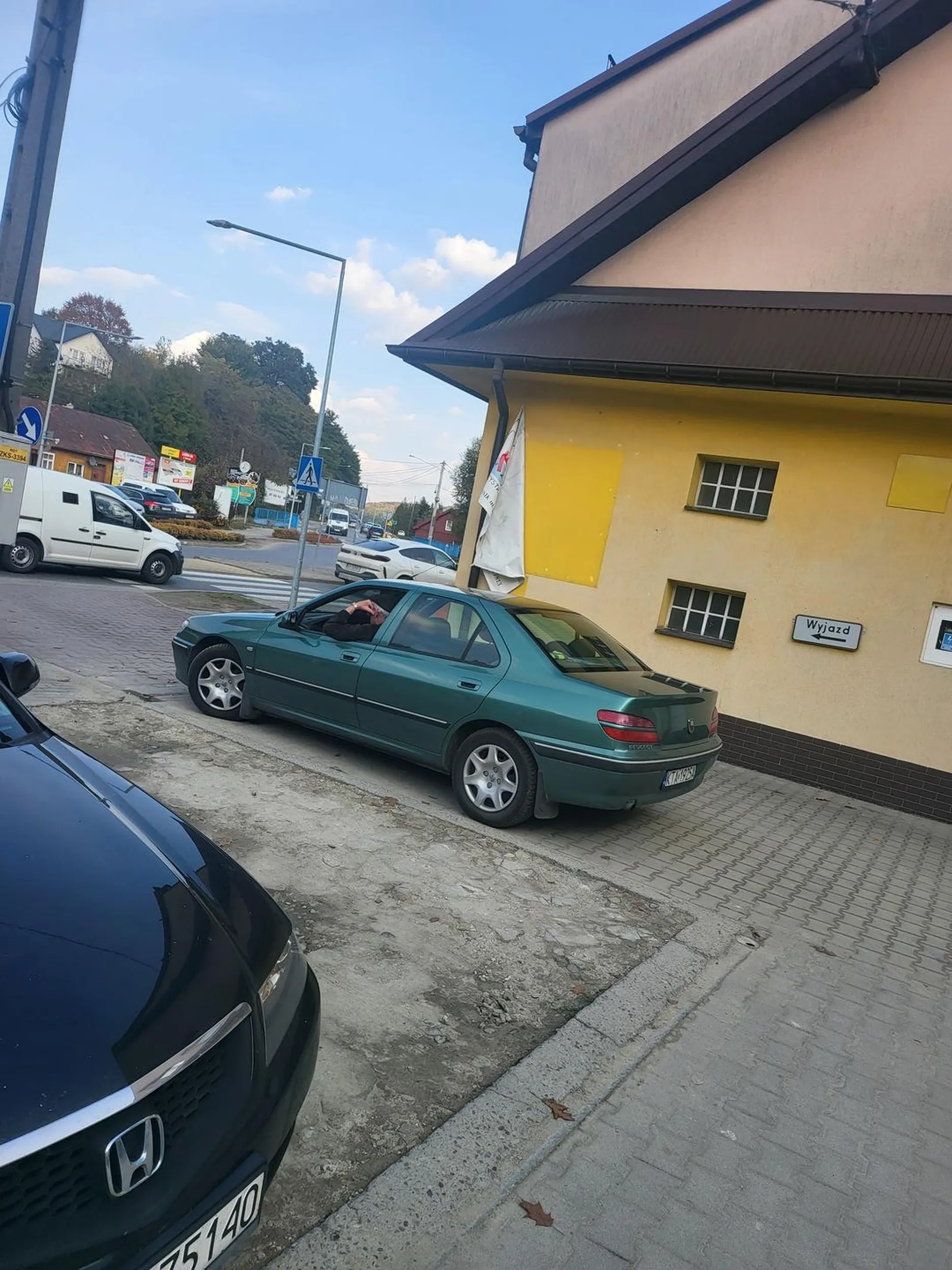 Dziadek stoi 30minut na wyjeździe z parkingu