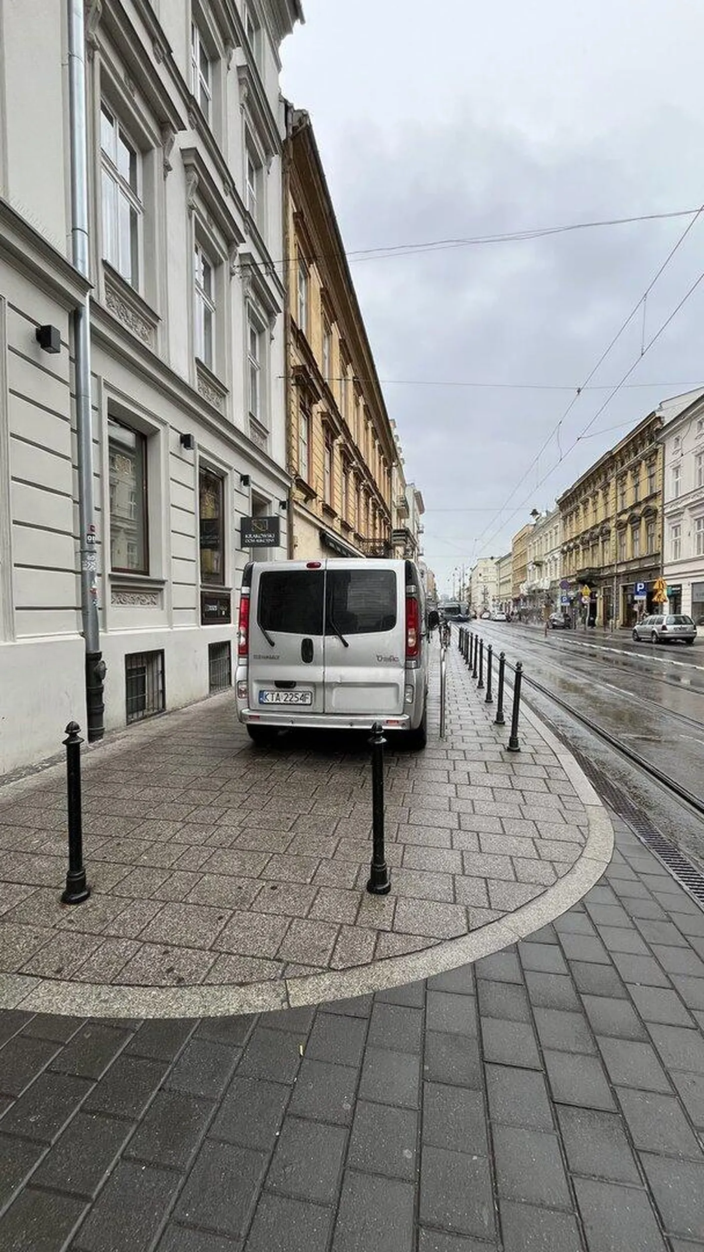 Uprzejmie proszę nie pozostawiać samochodu na chodniku.
