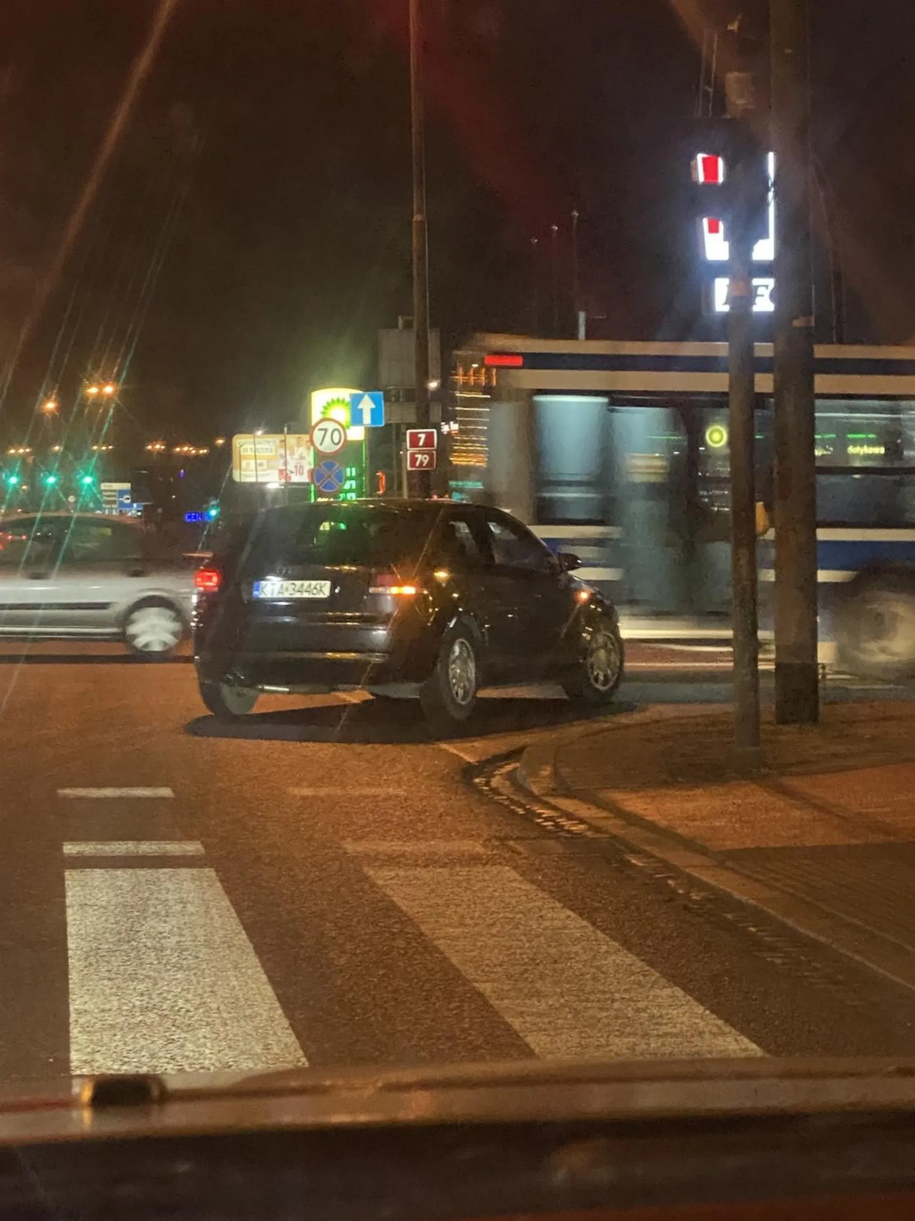 Sposób prowadzenia pojazdu przez kierowcę zasługuje na natychmiastowe odebranie prawa jazdy. Na odcinku może 500m kilka zagrażających bezpieczeństwu wykroczeń drogowych.