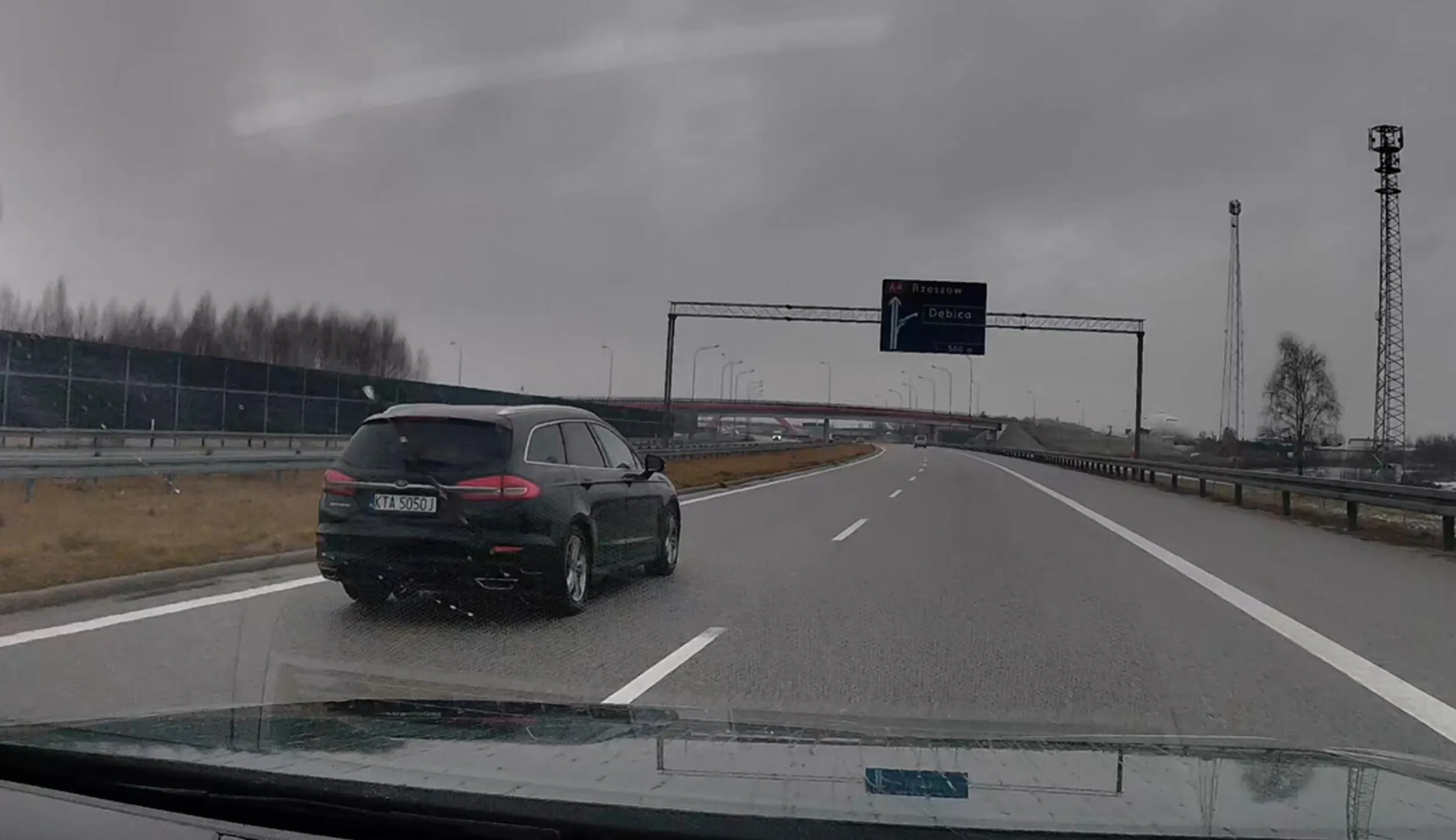 Przyspieszyłem prawie do 160 km/h, żeby sprawnie wyprzedzić pojazd. Mimo to gamoń przyklejony do lewego pasa (którym odjechał w siną dal, mając prawy wolny) i tak się zesrał i zaczął mrugać długimi. Sam przekroczyłem prędkość, ale jak chcesz jechać jeszcze szybciej, to dostosuj się grzecznie do ruchu, kundlu.