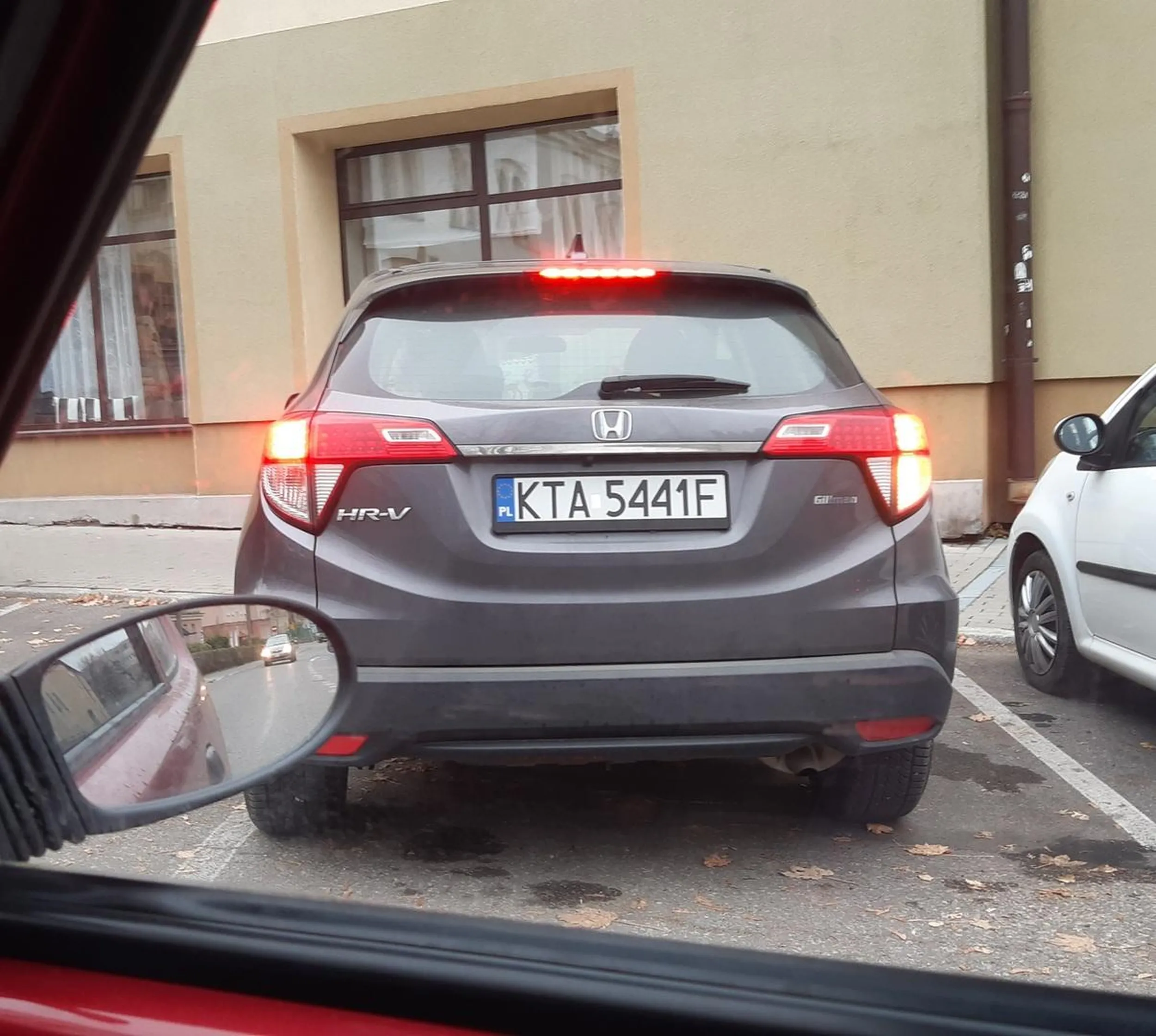 Bezczelne wymuszenie pierwszeństwa przez wiejską babę. Nawet nie spojrzała, tylko wyjeżdża, bo ona szuka miejsca parkingowego. Widać, dwie rzeczy naraz to za dużo dla niej.