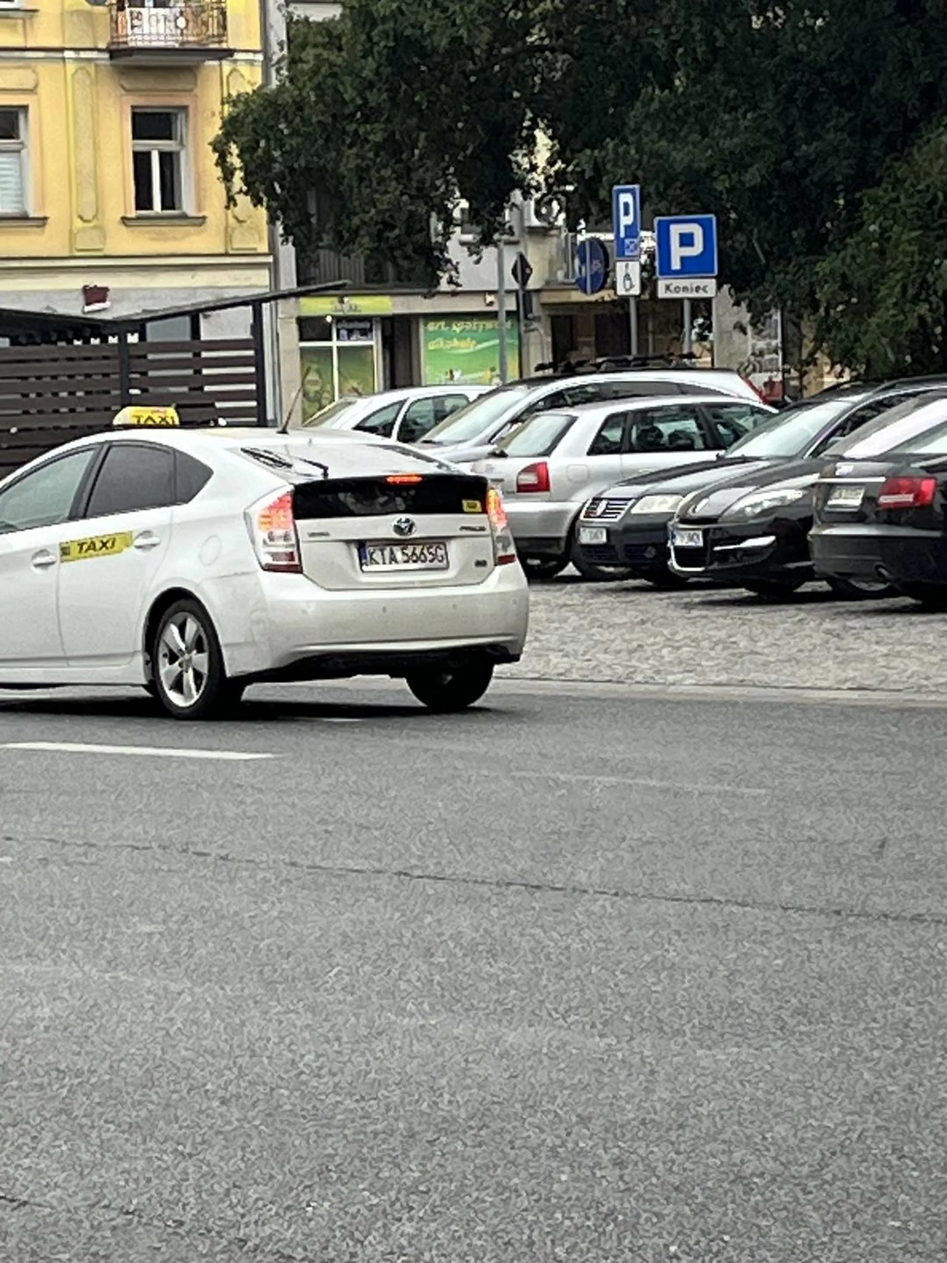 Przejście dla pieszych dla pana taryfy nie istnieje potrafi po nogach przejechać i nic sobie z tego nie zrobić bo panu się spieszy