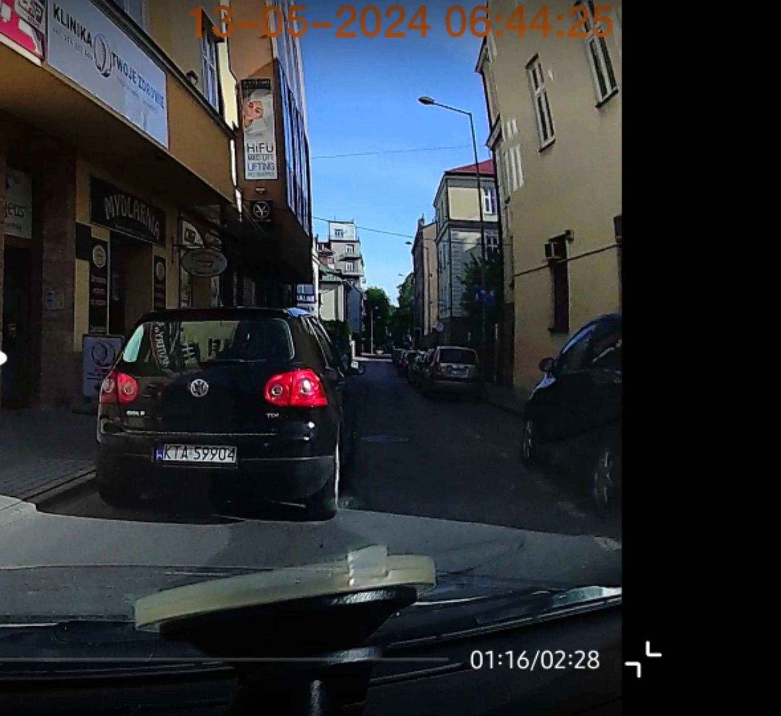 Pan nie umie jeździć. Nie ma to jak wpier*** się przed pasami w auto jadące po prawej + przekroczenie prędkości w strefie + wyprzedzanie przed pasami auta które puszcza pieszych