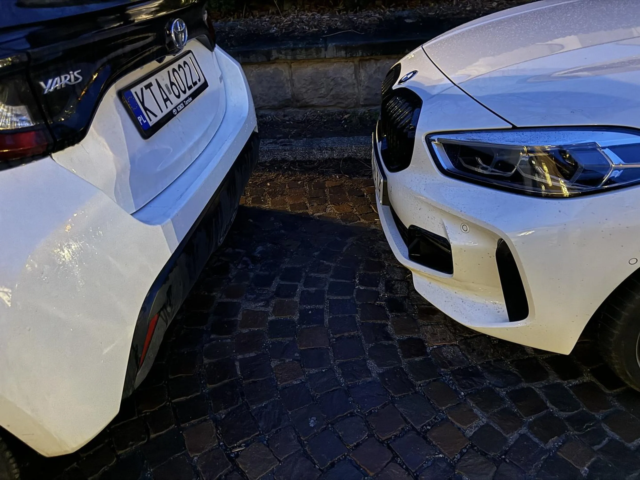 Serdecznie pozdrawiam i życzę zablokowania pojazdu/odholowania. Stojąc połowa auta na przejściu dla pieszych nie zmieni faktu mniej czy więcej na nich stoisz… więc nie blokuj innych prawidłowo stojących tępy człowieku!