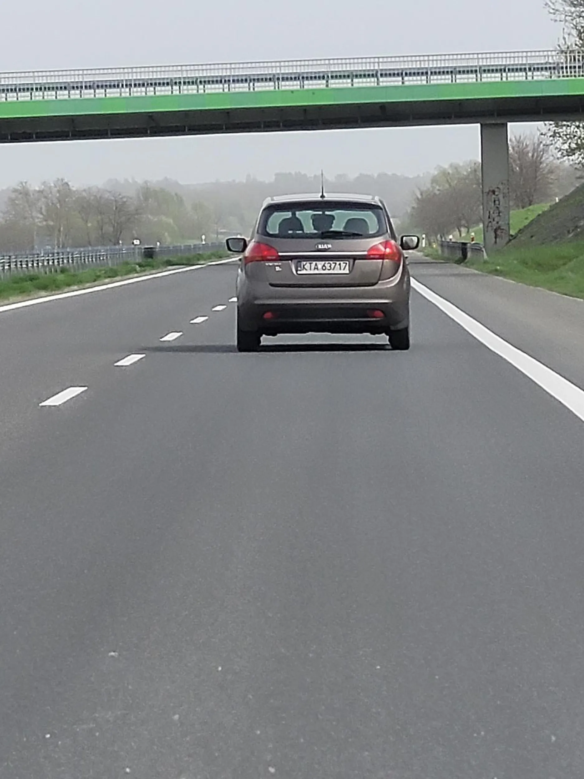 Prawo jazdy chyba wygrane, imbecylka za kierownicą, wymusza pierwszeństwo i ucieka