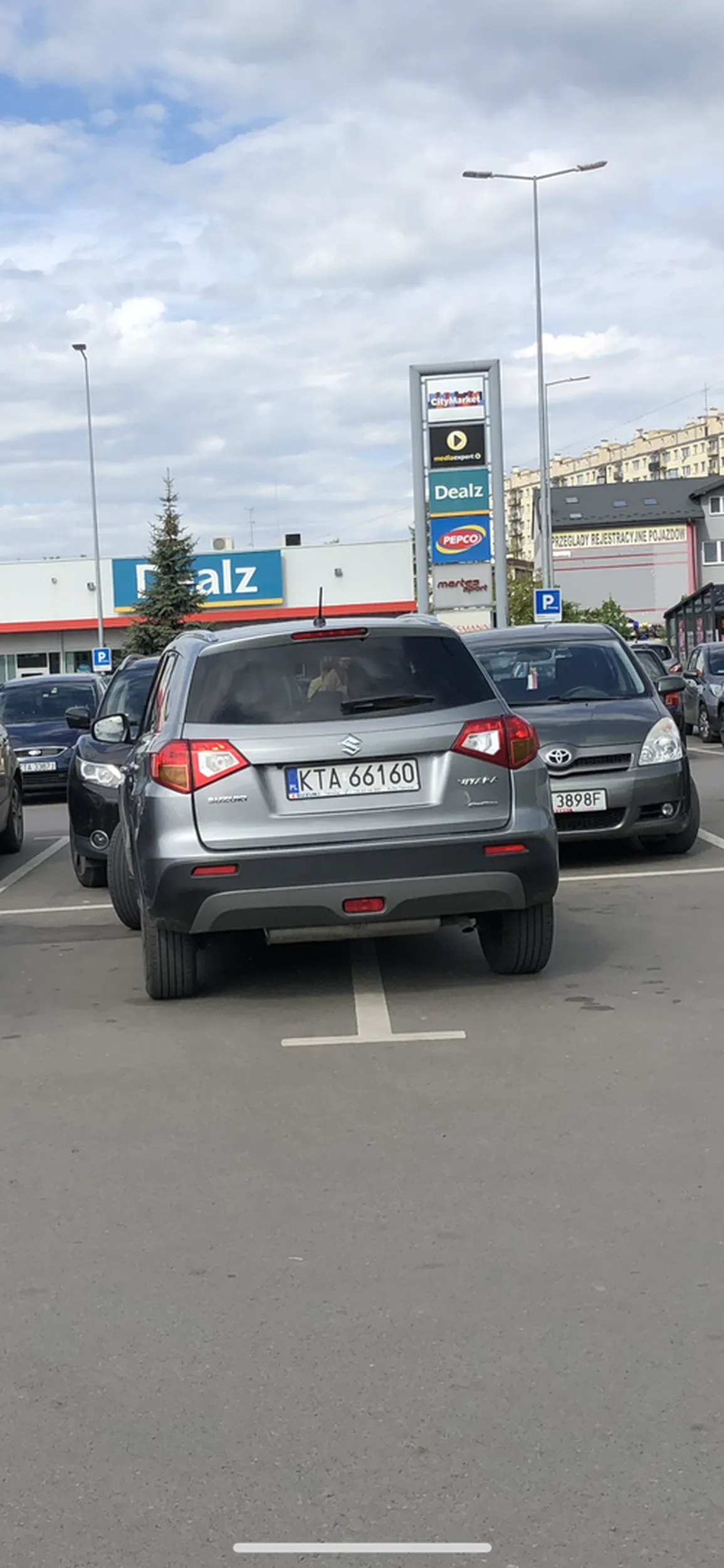 Ktoś tu powinien poćwiczyć parkowanie w liniach.