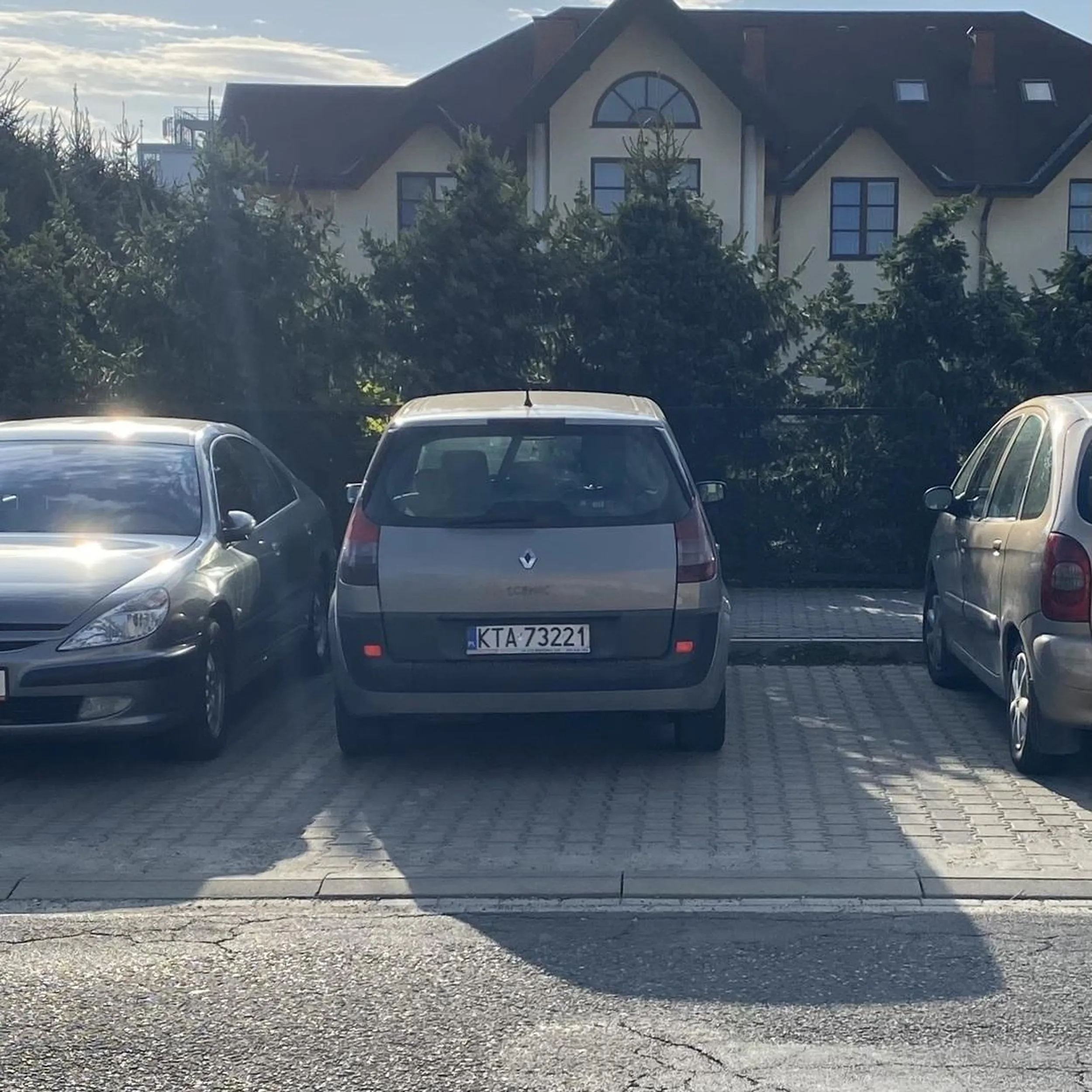 Parkuje na 2 miejscach