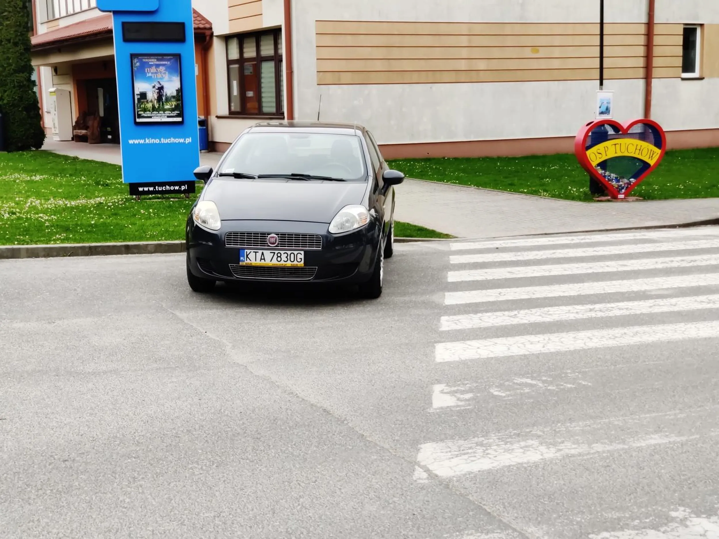 Parkowanie za blisko przejścia dla pieszych.