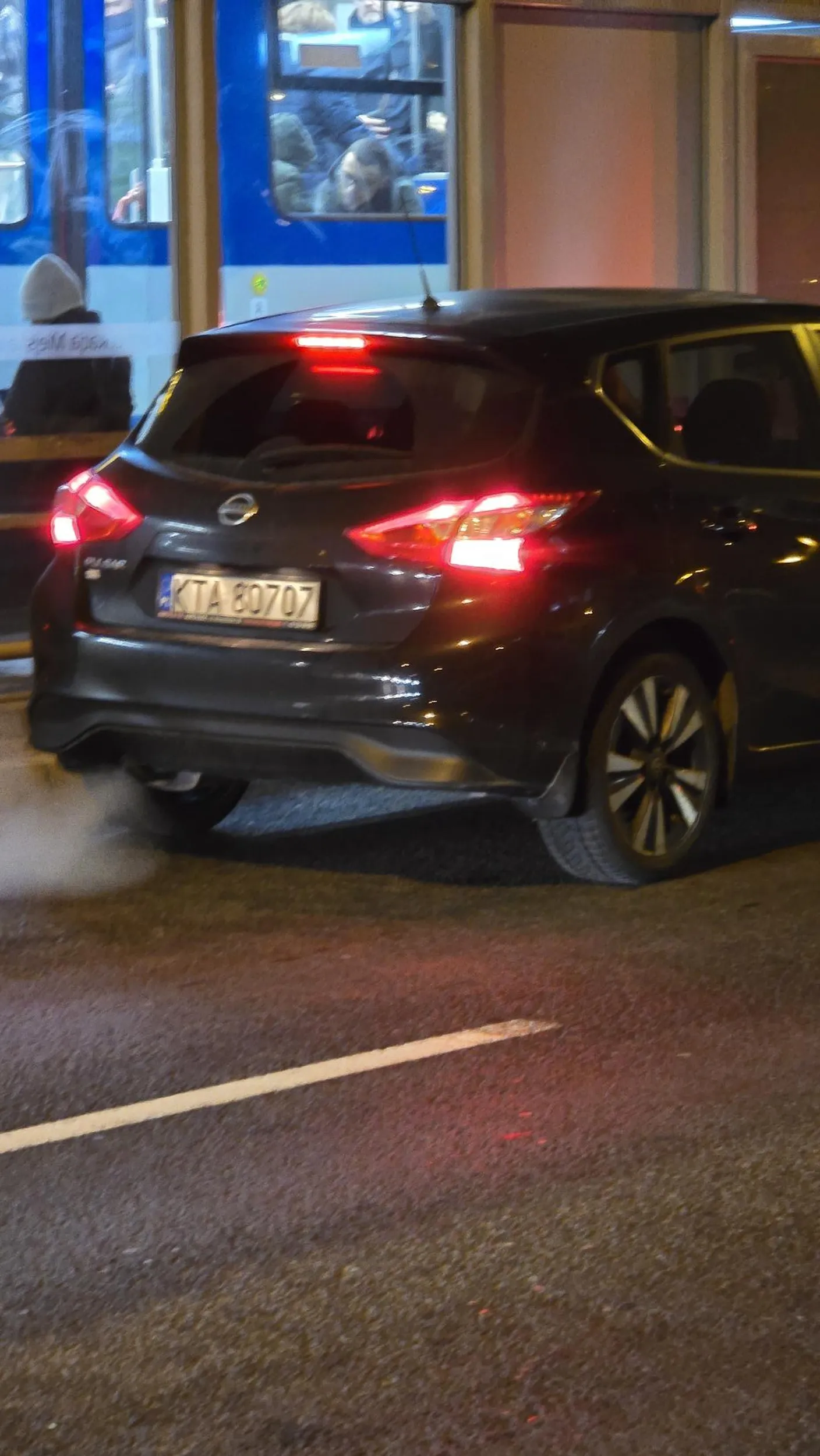 Kobieta około 50 lat, blond włosy do szyi chyba, wjechała na pasy gdy było już zielone, i ludzie już po nich szli, brakło kilka centymetrów i kogoś by zabiła. Jak się można domyślać, nie jechała wolno. 3.12.2024, 17:15, obok przystanku tramwajowego Teatr Variete