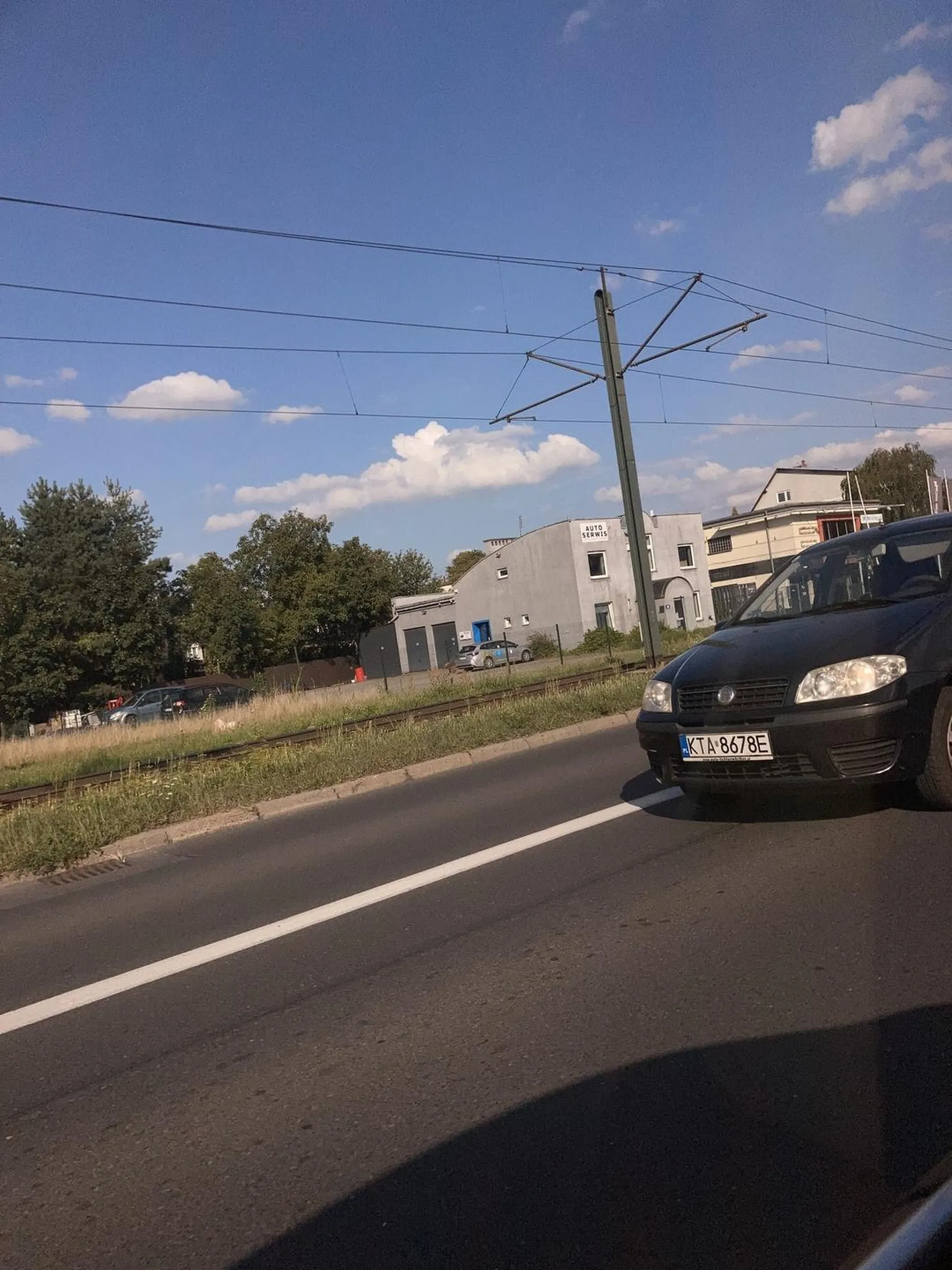 Osoba prowadząca tym pojazdem korzystała z telefonu podczas jazdy.