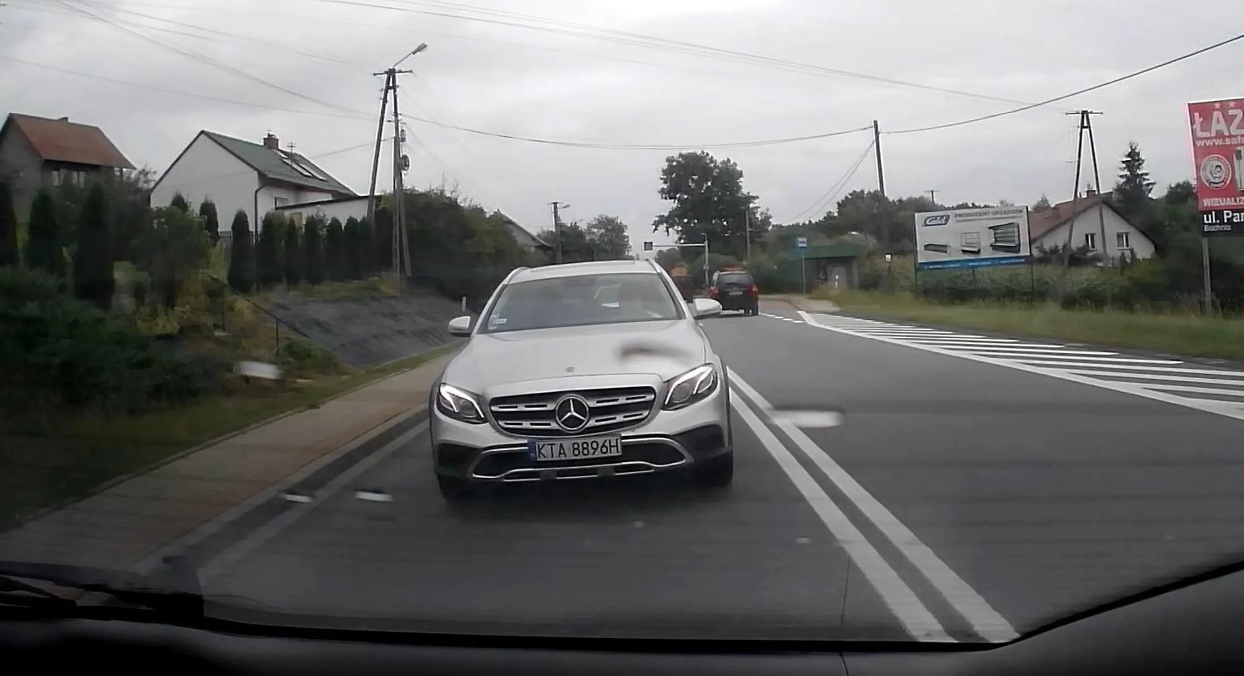 Naucz się utrzymywać normalny odstęp to nie będziesz musiał oczami hamować. Widziałem, że się prawie popłakałeś, a i pewnie spodnie miałeś do wymiany.