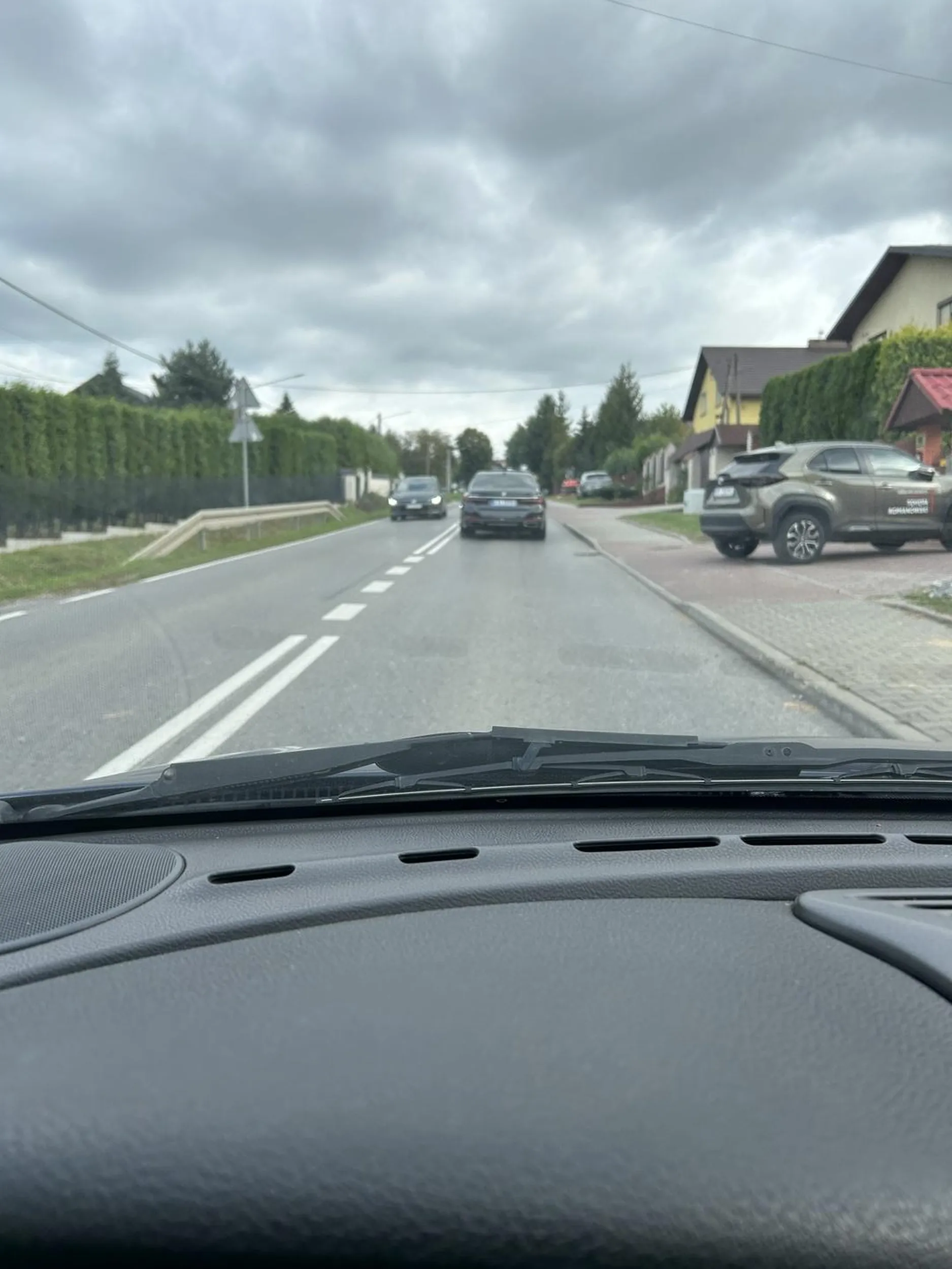 Upośledzony kierowca bmw nie wie do czego służą kierunkowskazy