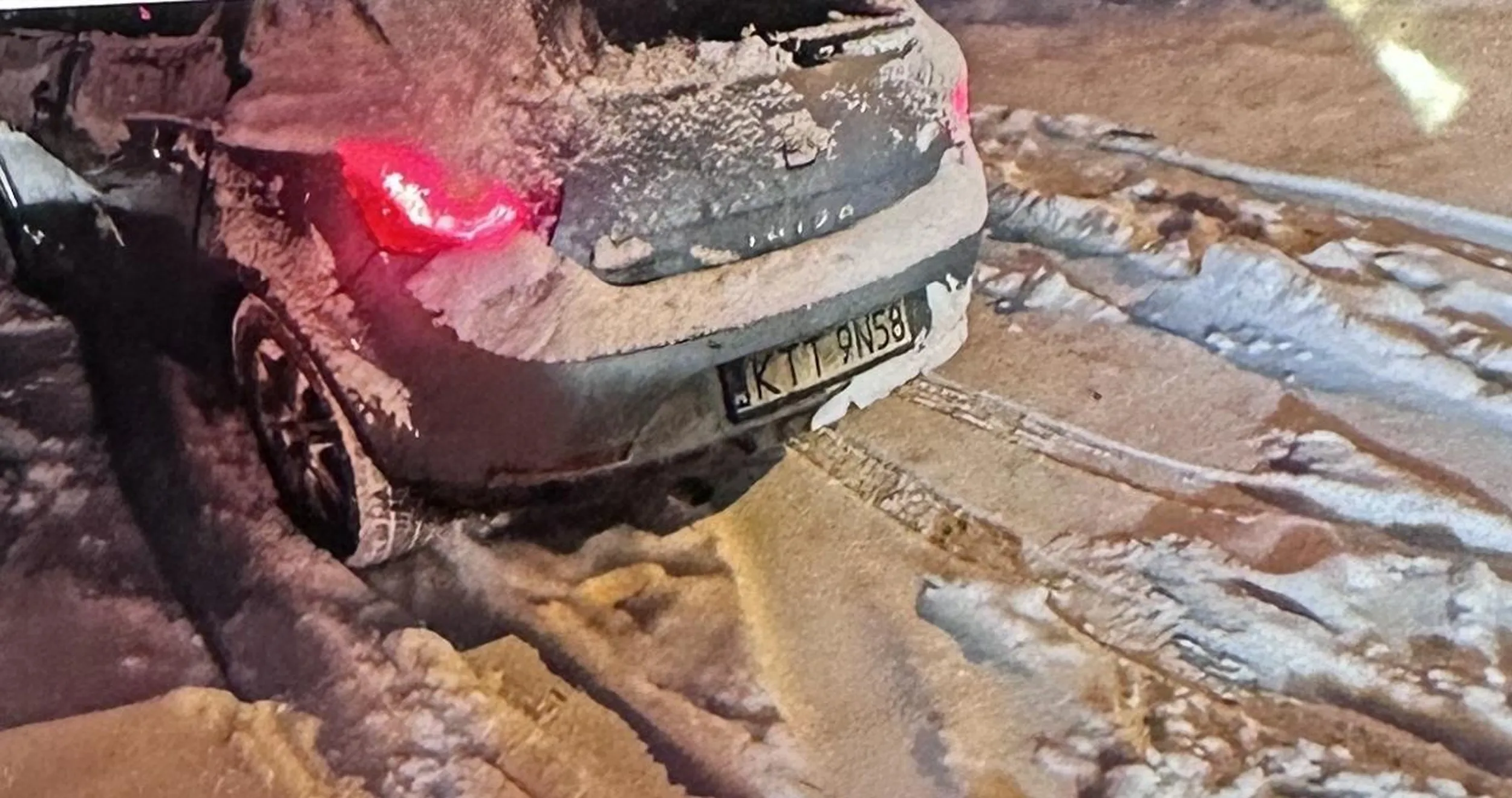 Gowniara zatrzymuje autokary i blokuje przejazd , wyzywa  ludzi . Zgłoszona została na policję