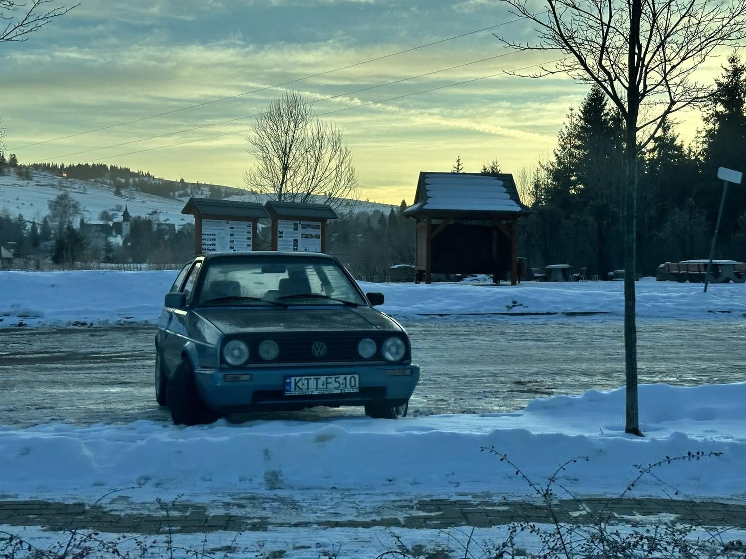 Wyprzedza na zakrętach w terenie zabudownym