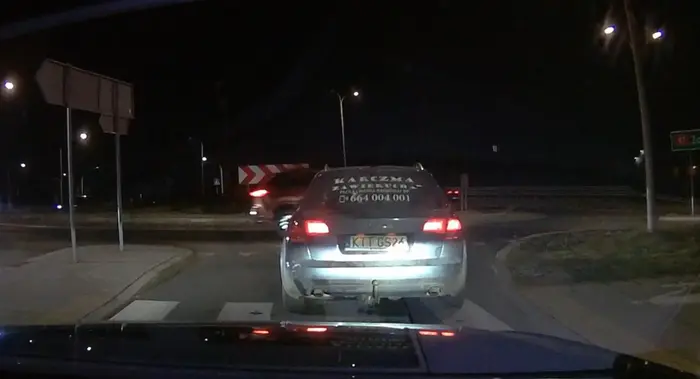 Gamoń wymusza pierwszeństwo na skrzyżowaniu. Nie wiem co gorsze gamoniu: jeżeli włączasz się do ruchu prosto pod jadący samochód z premedytacją, że zmuszasz go do hamowania, czy to że jesteś ślepy i po prostu nie ogarnąłeś sytuacji.