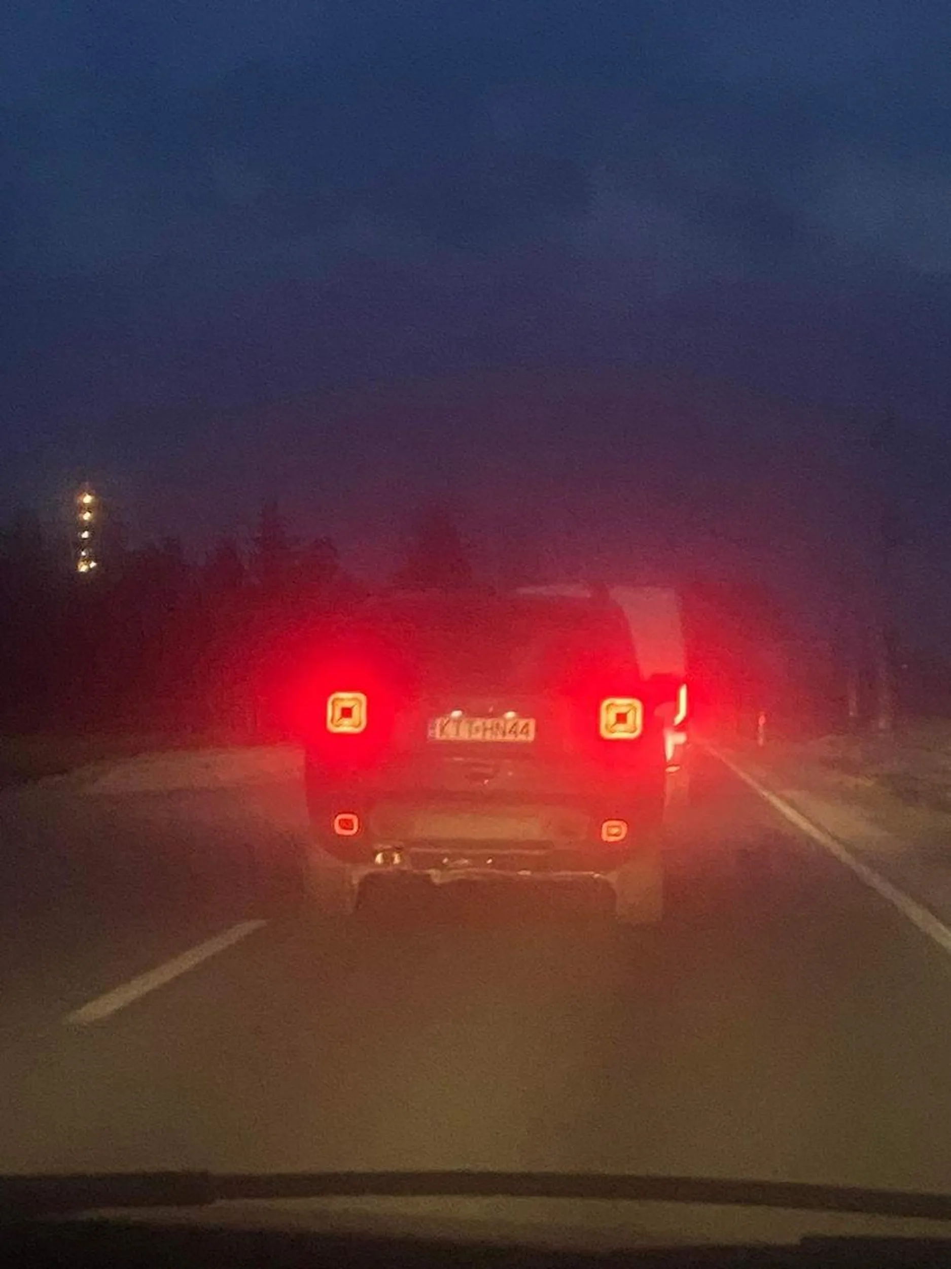 U nas na Podhalu mówi się że to przyjezdni nie umieją jeździć oraz wykazują się brawurą na drogach. Okazuje się że lokalsi sa jeszcze gorsi. Osobnik tego samochodu, obstawiam że płci męskiej z tą rejestracja myśli że ma 7 żyć jak kot. Zaczął wymijać za mną spokojnie ze 3 auta pod rząd po czym zaczął mnie. Niestety nie przewidział ani nie pomyślał że między mną a samochodem który jechał przede mną nie było wystarczająco miejsca żeby mógł spokojnie skończyć manewr. Zmusił mnie do zahamowania prawie do zera. Gdyby nie moja szybka reakcja, jestem pewna że skończyło by się stłuczką. Gdy go ztrąbiłam to jeszcze bezczelnie zaczął wymachiwać rękoma do lusterek zamiast puścić awaryjny i grzecznie przeprosić. Na mnie się nie zakończyło, wyprzedził mnie a później dalej kontynuował swój manewr aż z Bańskiej Niżnej do Zakopanego. Zaznaczam że posiadam filmik gdzie wyprzedzenie odbywa się na podwójnej ciągłej, szkoda tylko że nie mogę go tu wrzucić. Szkoda że w Białym Dunajcu nie pokazałeś na co cię