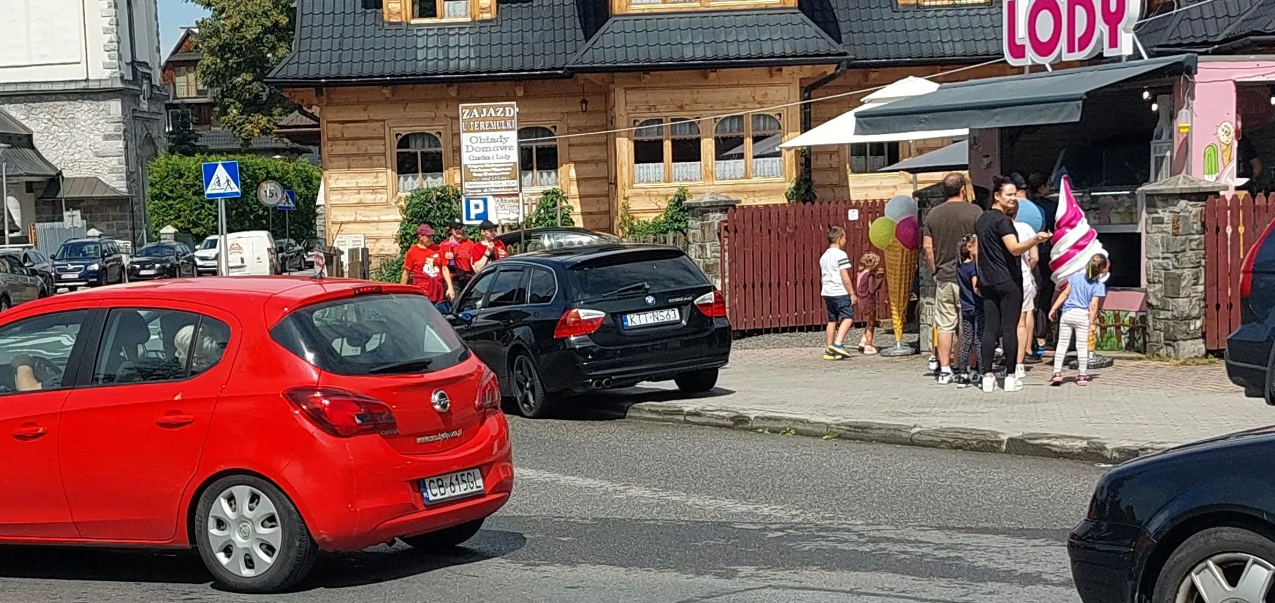 Stereotypowy Seba zabiera stereotypową Karynę na lody, ale ponieważ jest stereotypowym kierowcą BMW to nie będzie przecież szukał miejsca parkingowego, tylko zaparkuje swoje stereotypowe BMW na chodniku przy samej budce, do tego bezpośrednio przy skrzyżowaniu. Przecież książę i księżniczka nie przejdą się 100 metrów xD