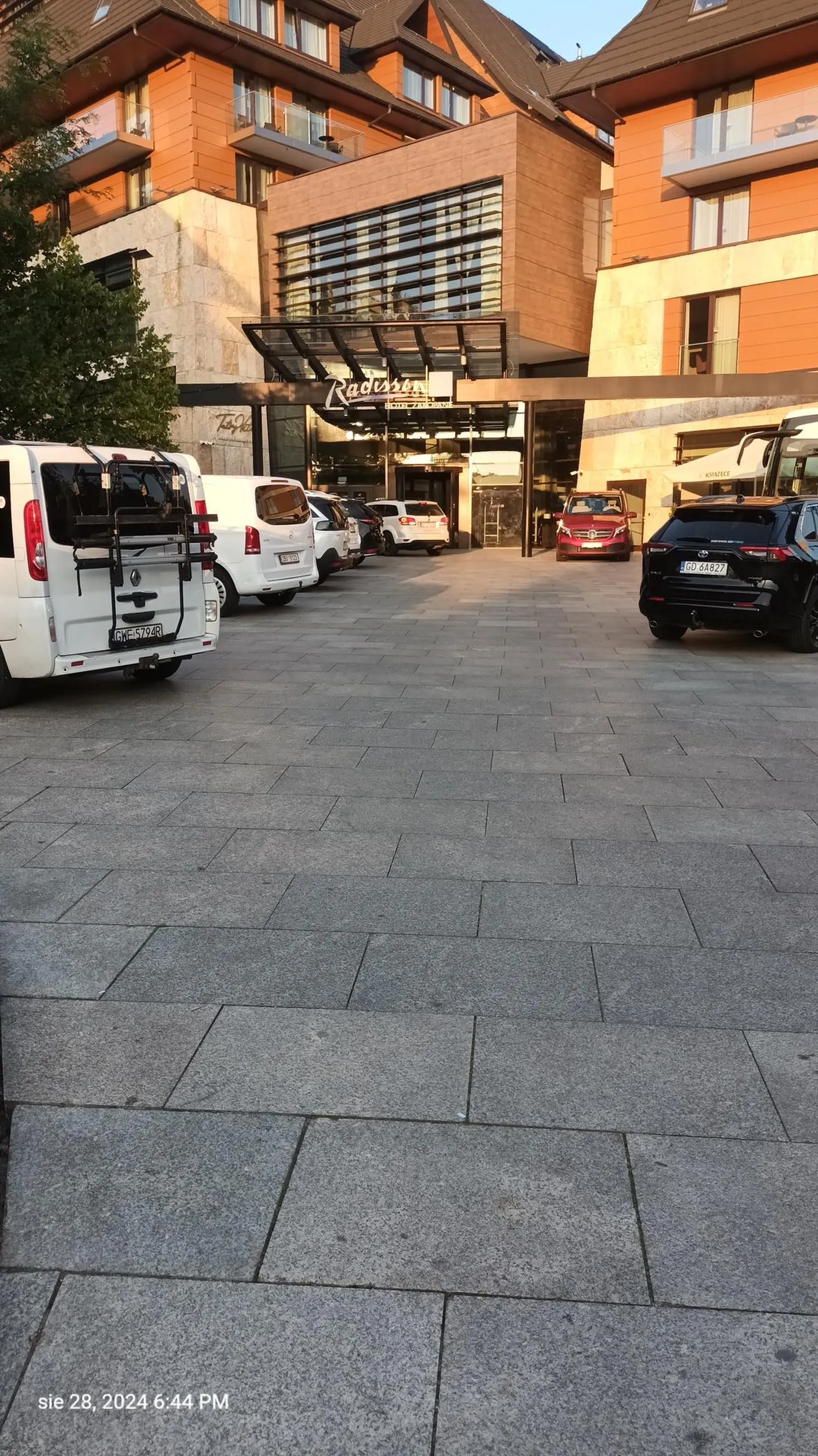 Ludzi na chodniku chce rozjechać bo musi podjechać po trupach pod same drzwi