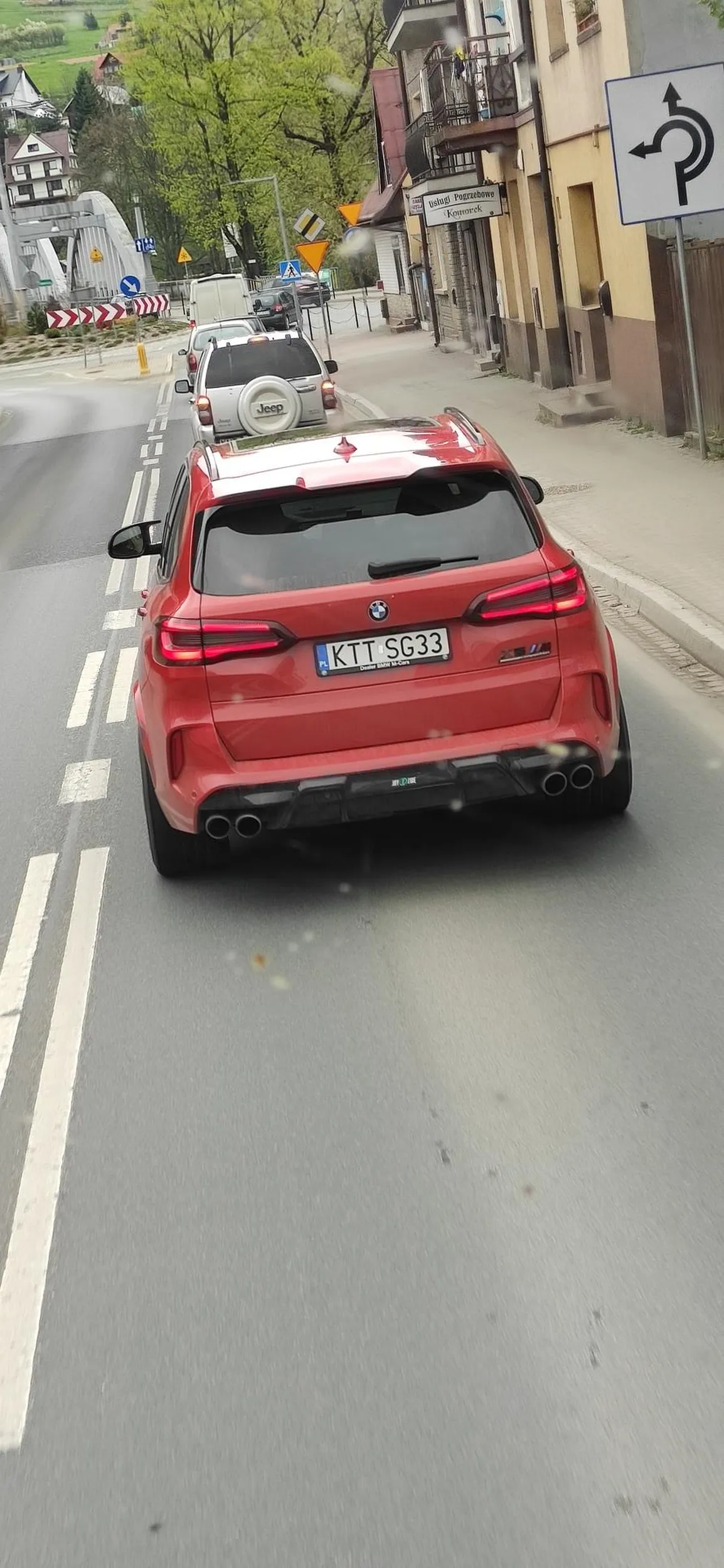 Ładnie cię dziadek popier doliło dzisiaj tj 10.04.24 o 13;30 w Krościenku na wysokości stadionu, teren zabudowany, podwójna ciągła linia, przejście dla pieszych a ty wyprzedziłeś tira i dwie osobówki, tempy chu ju