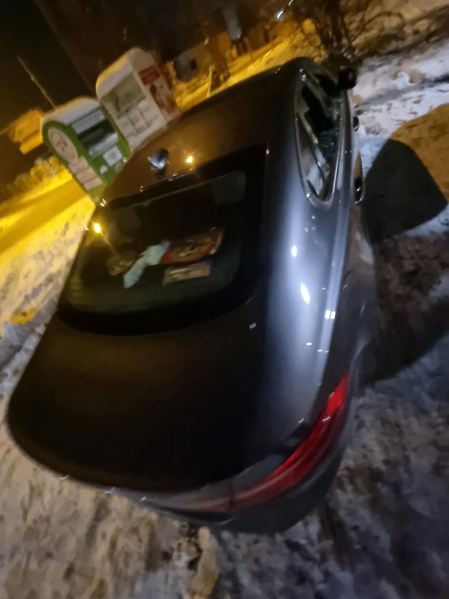 Ktoś zna historię tego auta? Porzucone na parkingu w Węgrzcach koło centrum handlowego Atut.