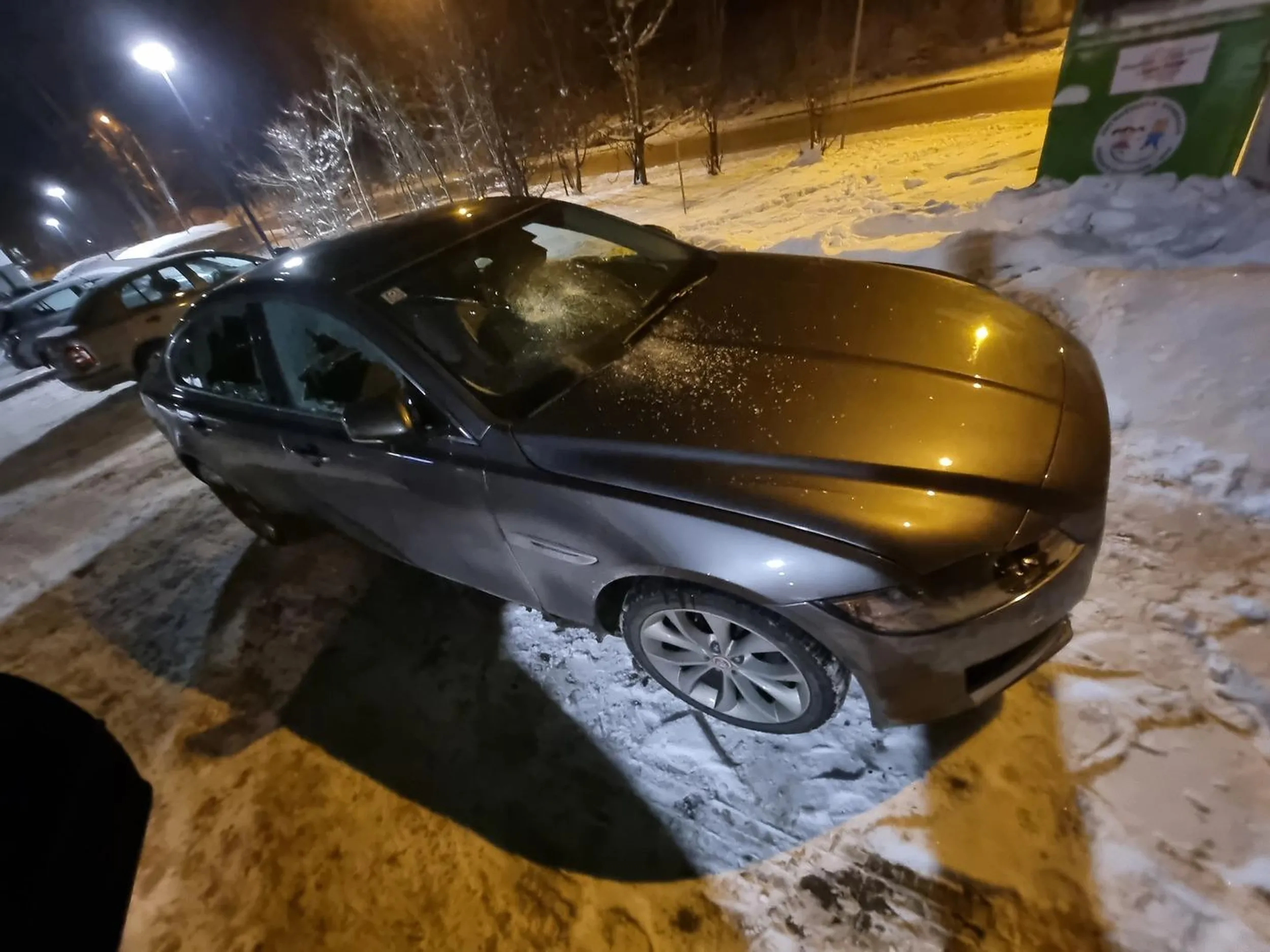 Ktoś zna historię tego auta? Porzucone na parkingu w Węgrzcach koło centrum handlowego Atut.