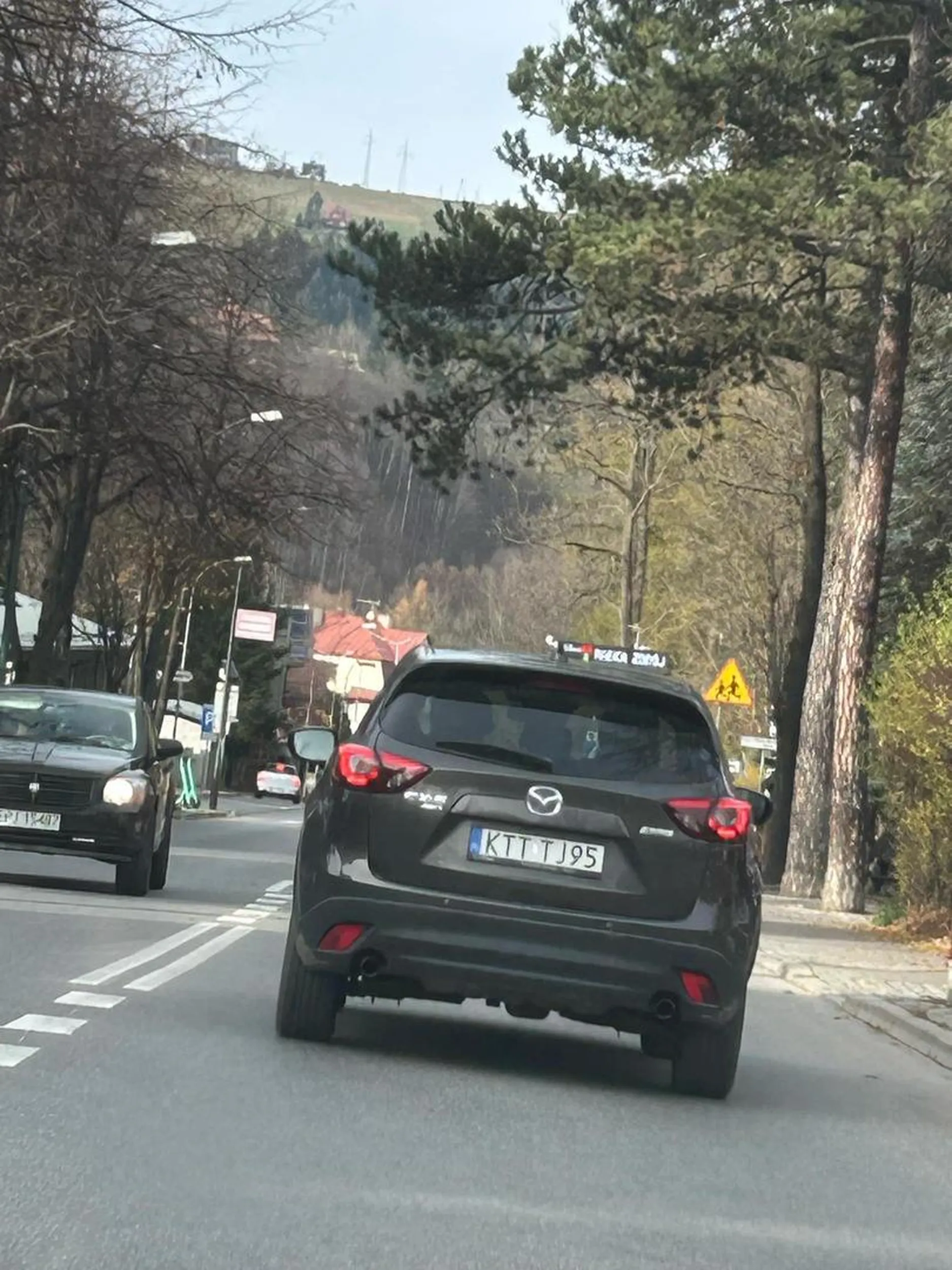 Ty stary dziadu, trochę kultury a nie wymuszasz pierwszeństwo i jeszcze machasz rękami, jak jesteś agresywny to odstaw alkohol czy inne używki i idź na detoks