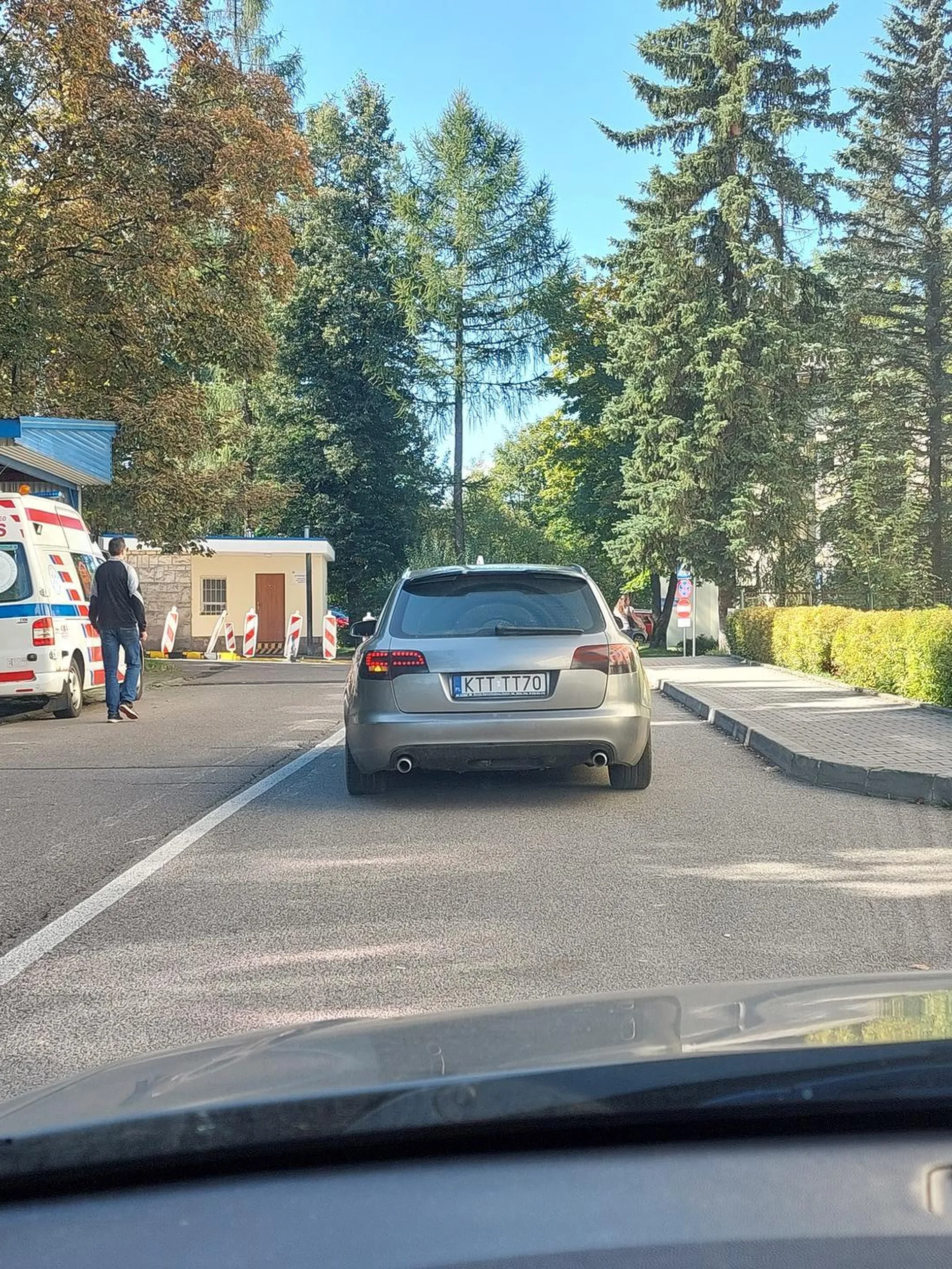 Wlasciciel wieś tuning staje na środku drogi po czym znika i zostawia samochód w dodatku zastawił pojazd DOSTAWCA KRWII, który nie mógł wyjechać. D3b1l